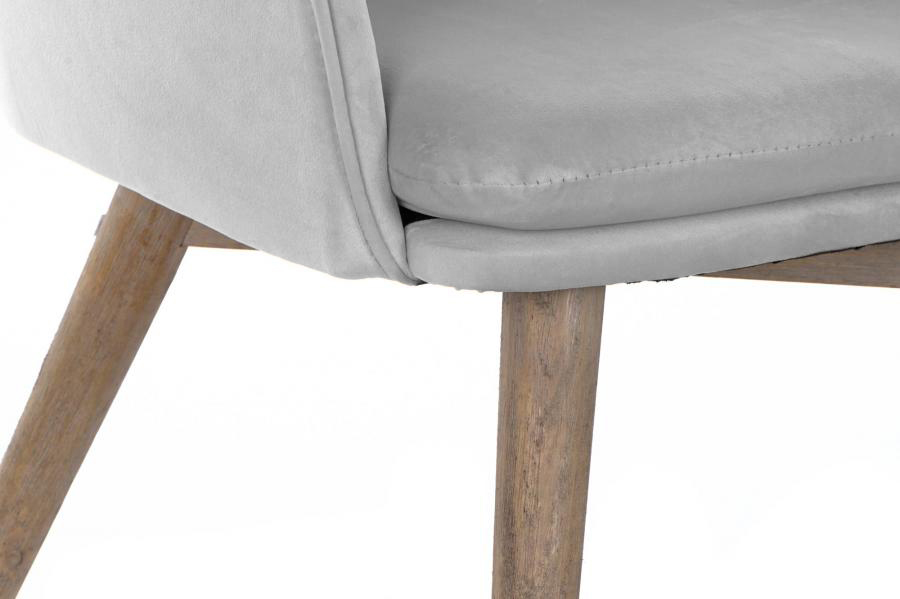 Pormenor de cadeira cinzenta com pernas de madeira clara