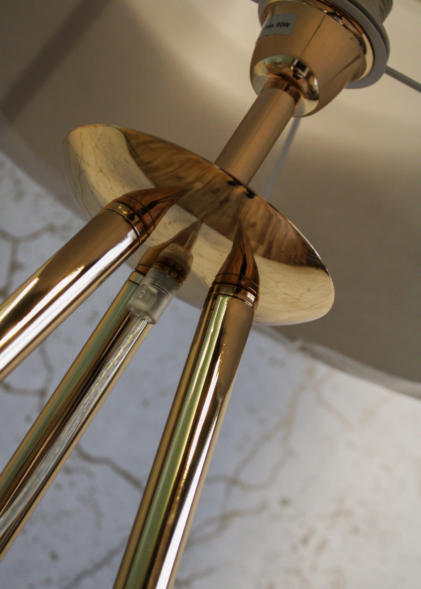 Candeeiro de teto com estrutura metálica dourada e acabamento brilhante