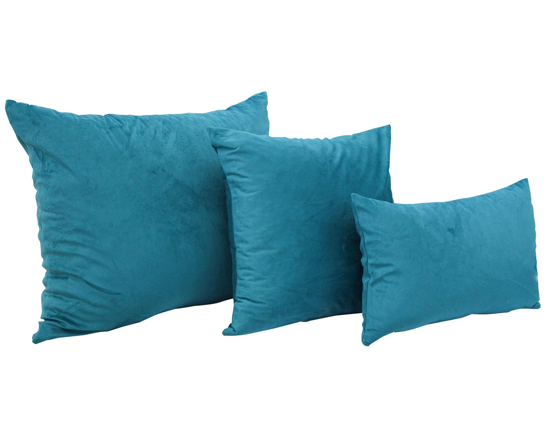 Três almofadas azuis de veludo sobre fundo branco