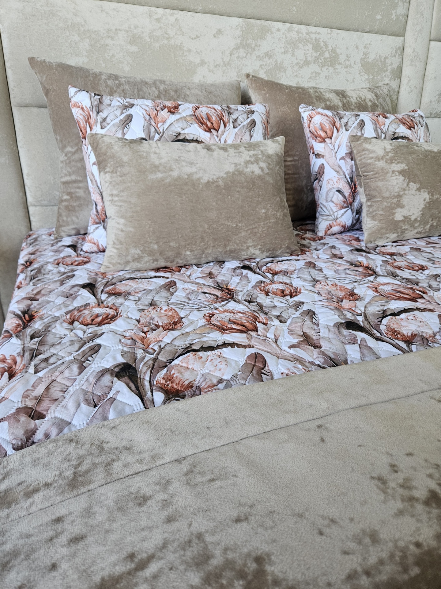 Conjunto de cama com colcha floral e almofadas aveludadas castanhas