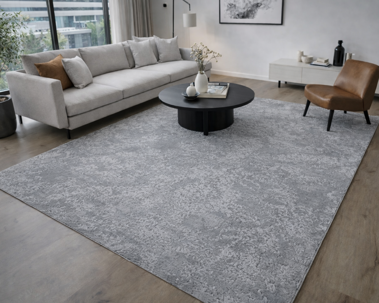 Tapete cinzento claro com padrão abstrato numa sala de estar moderna.