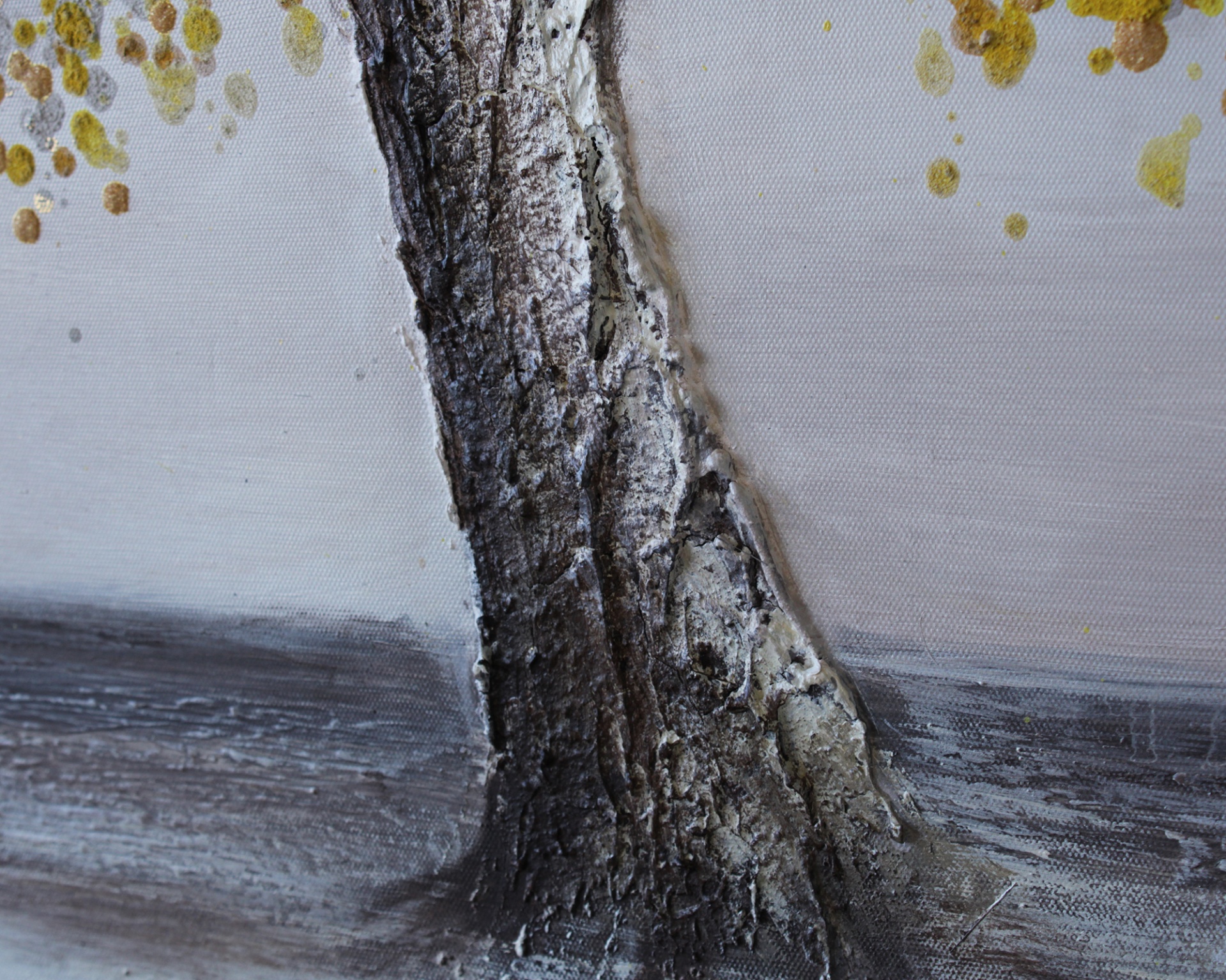 Pormenor de pintura texturada com tronco de árvore e folhas amarelas