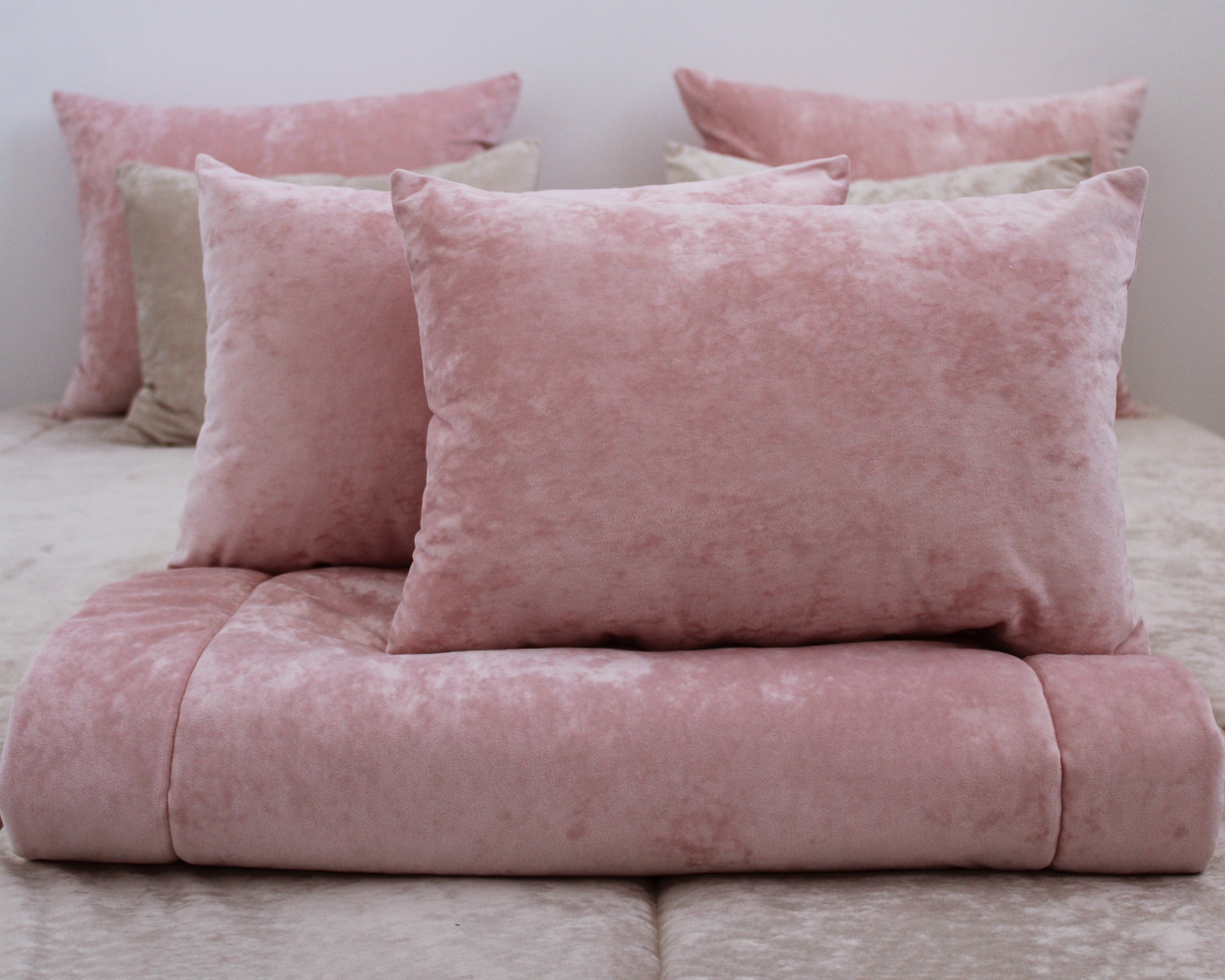 Almofadas e colcha cor rosa claro e bege aveludadas