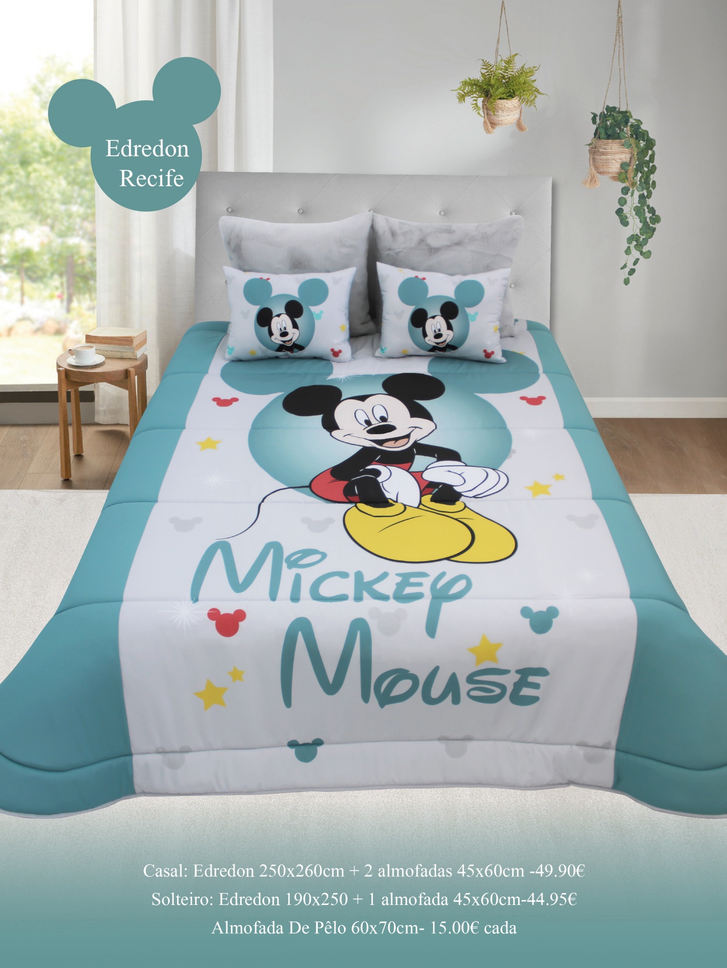 Edredão com desenho do Mickey Mouse em cama com almofadas em quarto decorado com plantas