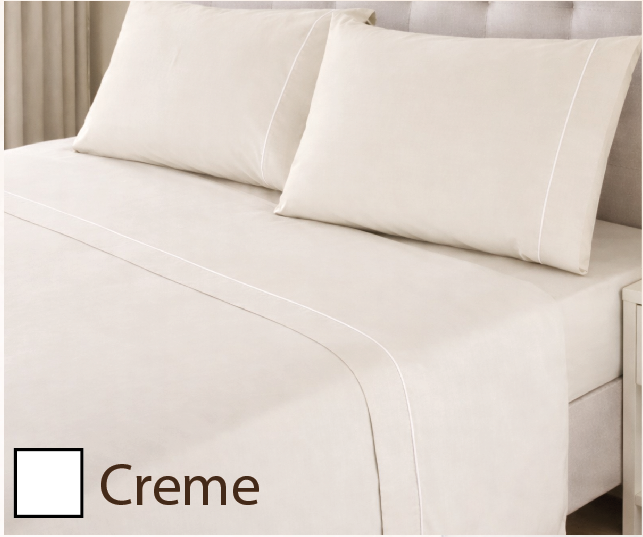 Conjunto de roupa de cama creme com costura branca numa cama estofada beige