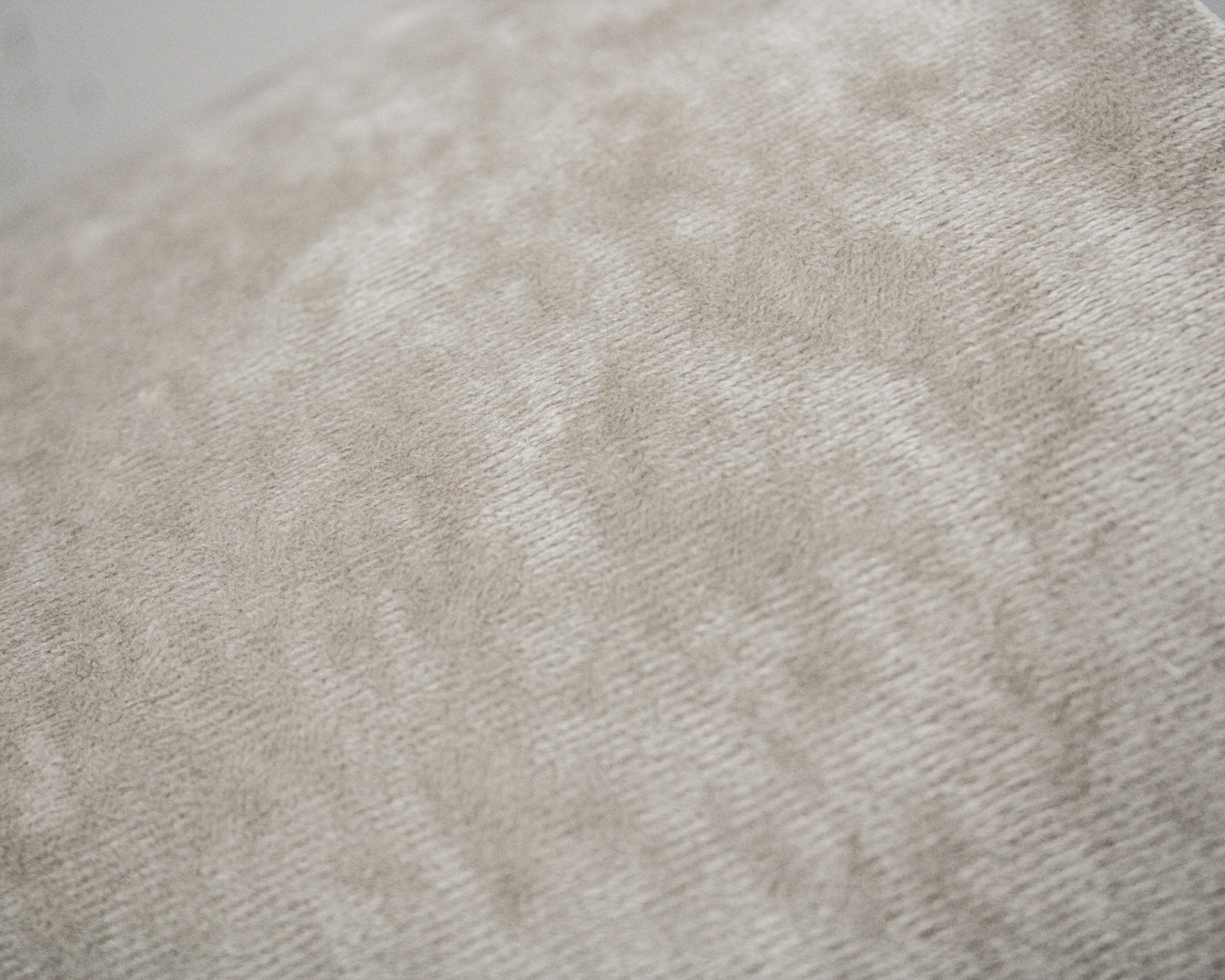 Tecido bege claro com padrão floral em relevo