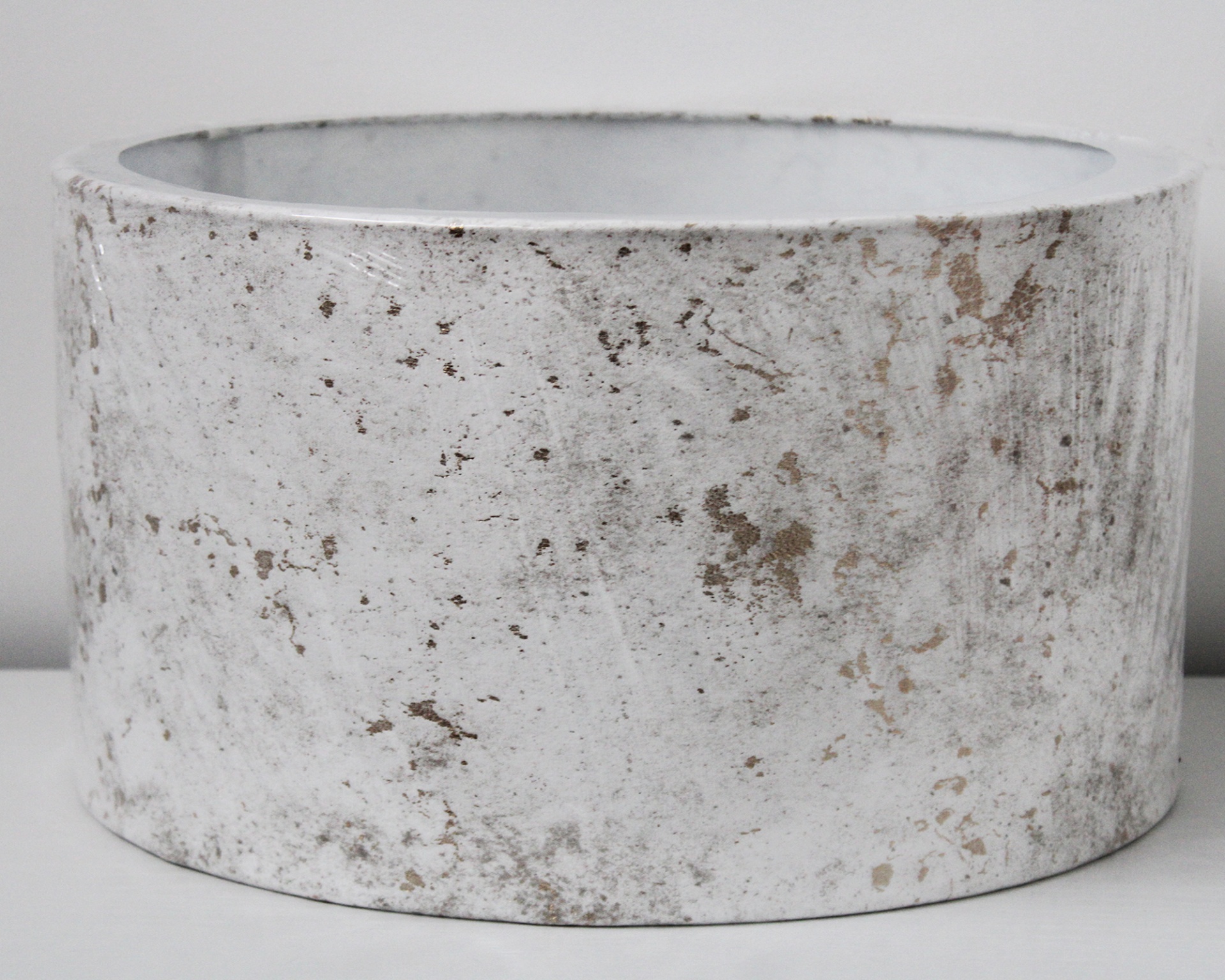 Vaso cilíndrico de concreto branco com manchas envelhecidas
