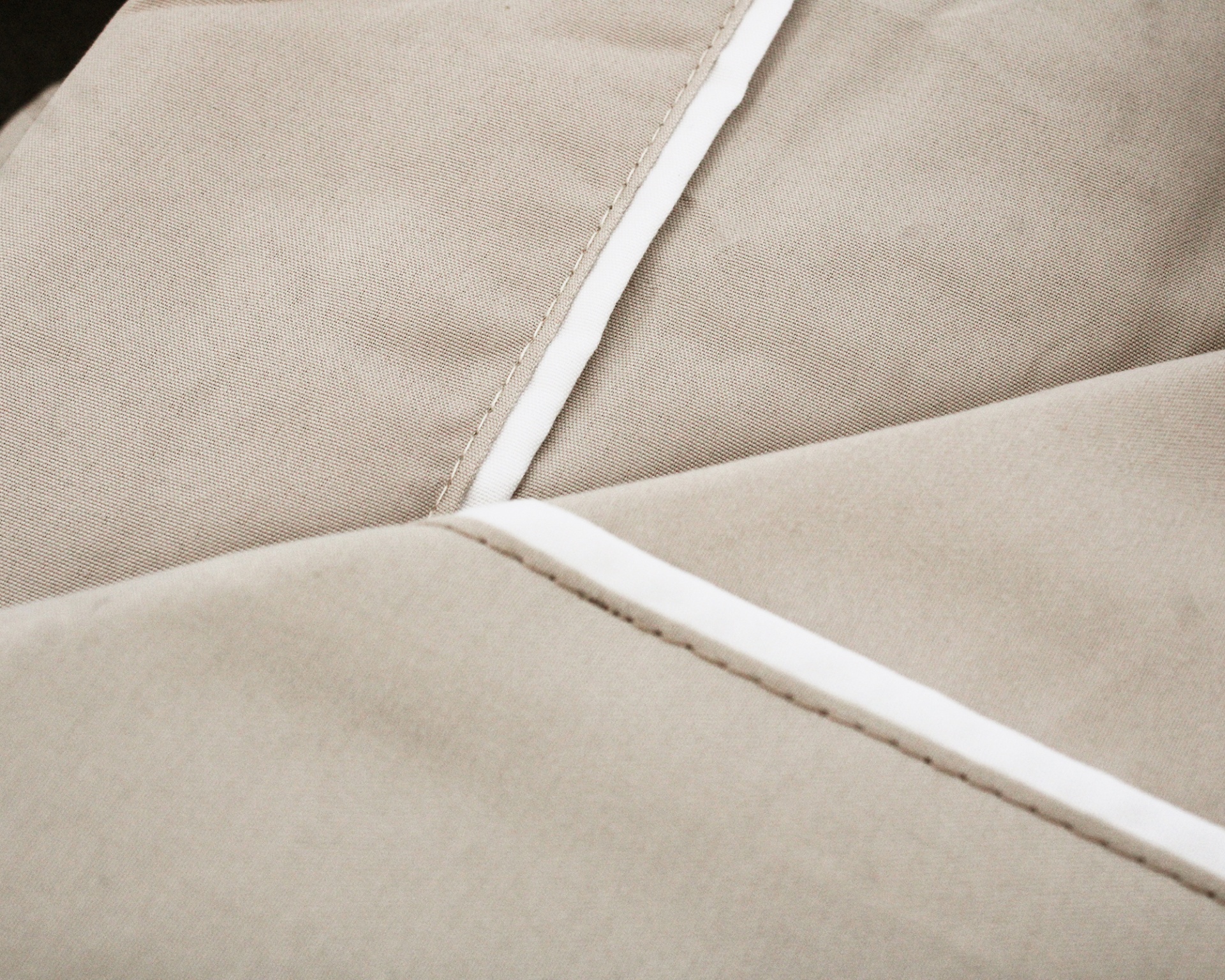 Tecido bege claro com costura e faixa branca
