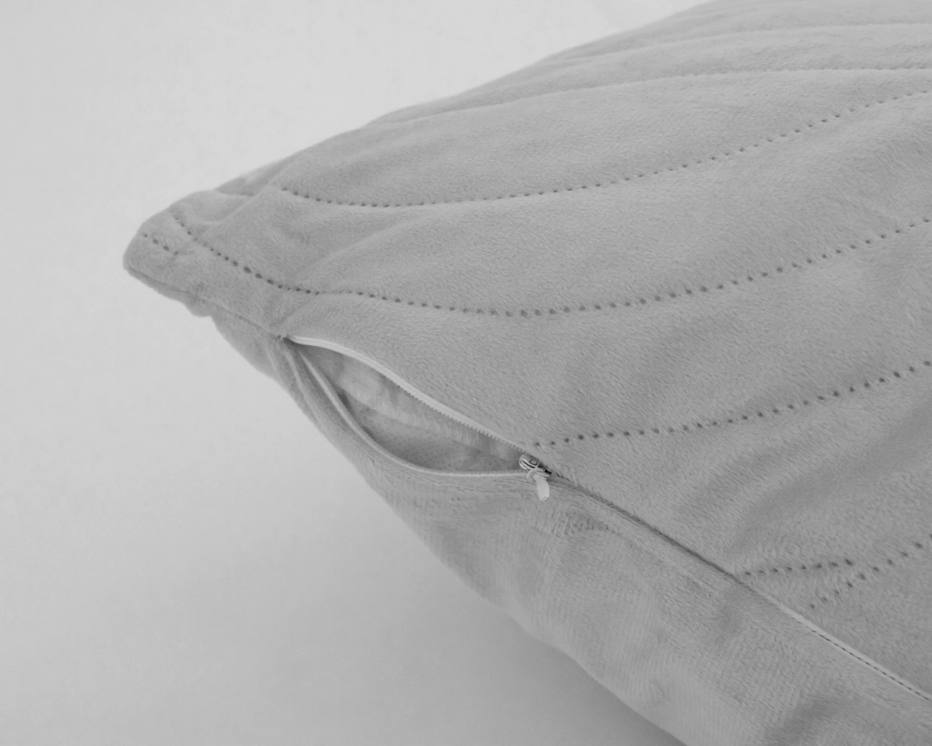 Almofada cinza com bordado e fecho aberto