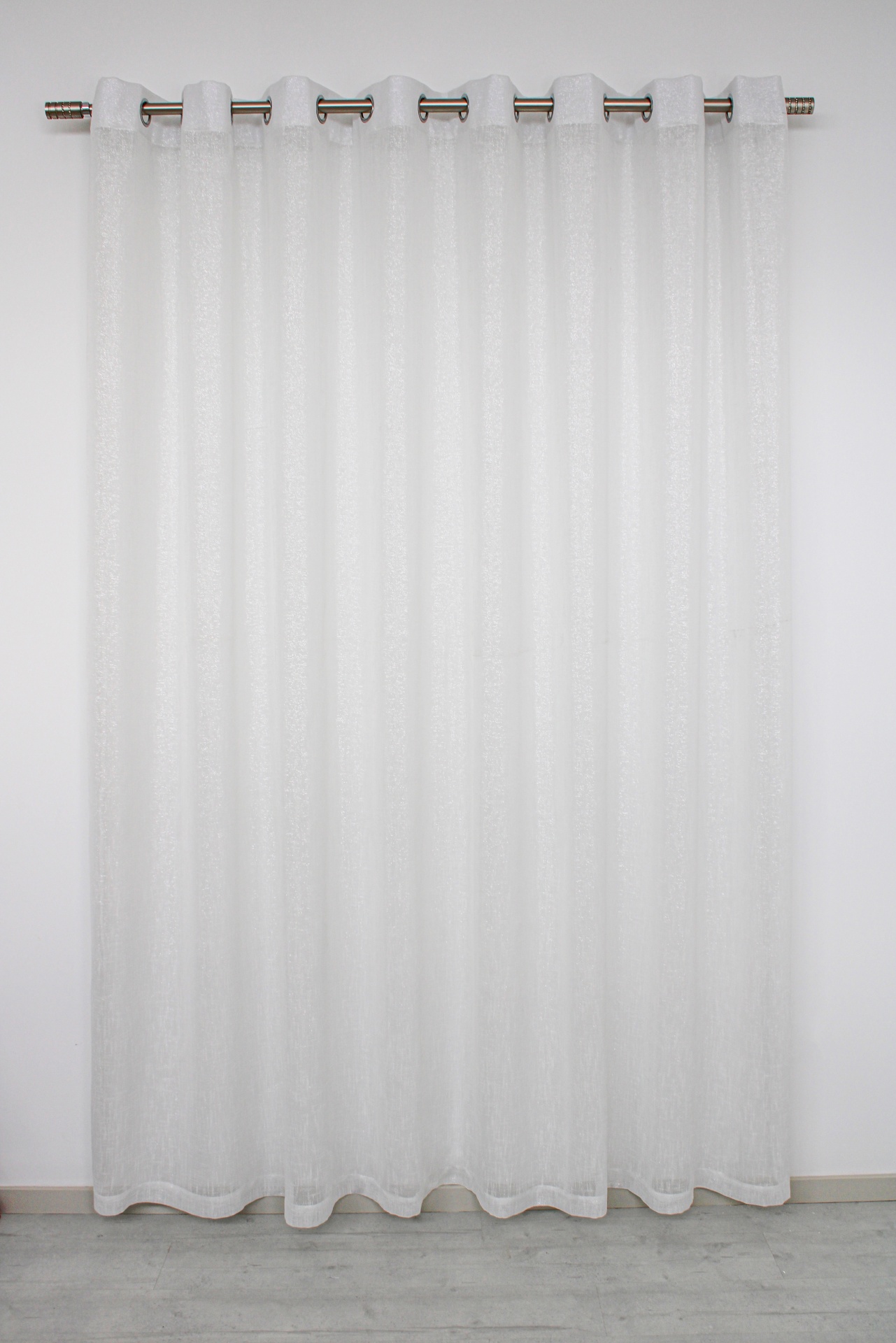 Cortina branca translúcida com ilhós metálicos prateados