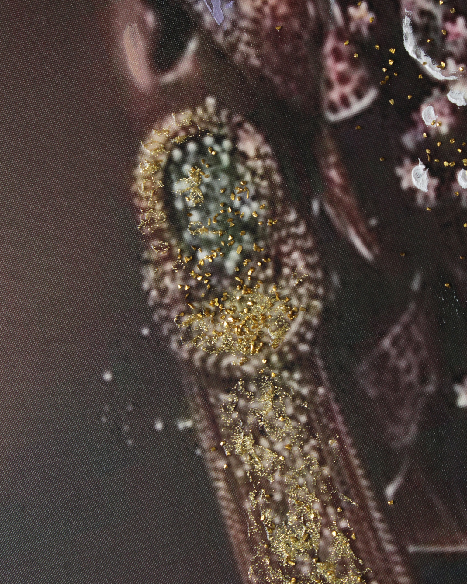 Manga bordada em tecido com padrão tradicional dourado e rosa