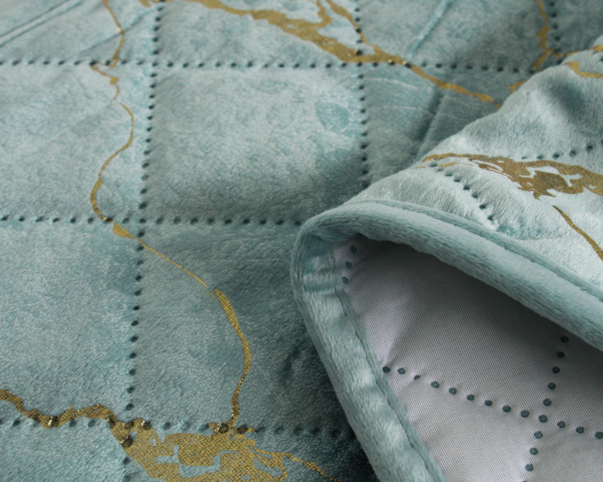 Tapete azul esverdeado com padrão de quadrados e detalhes dourados