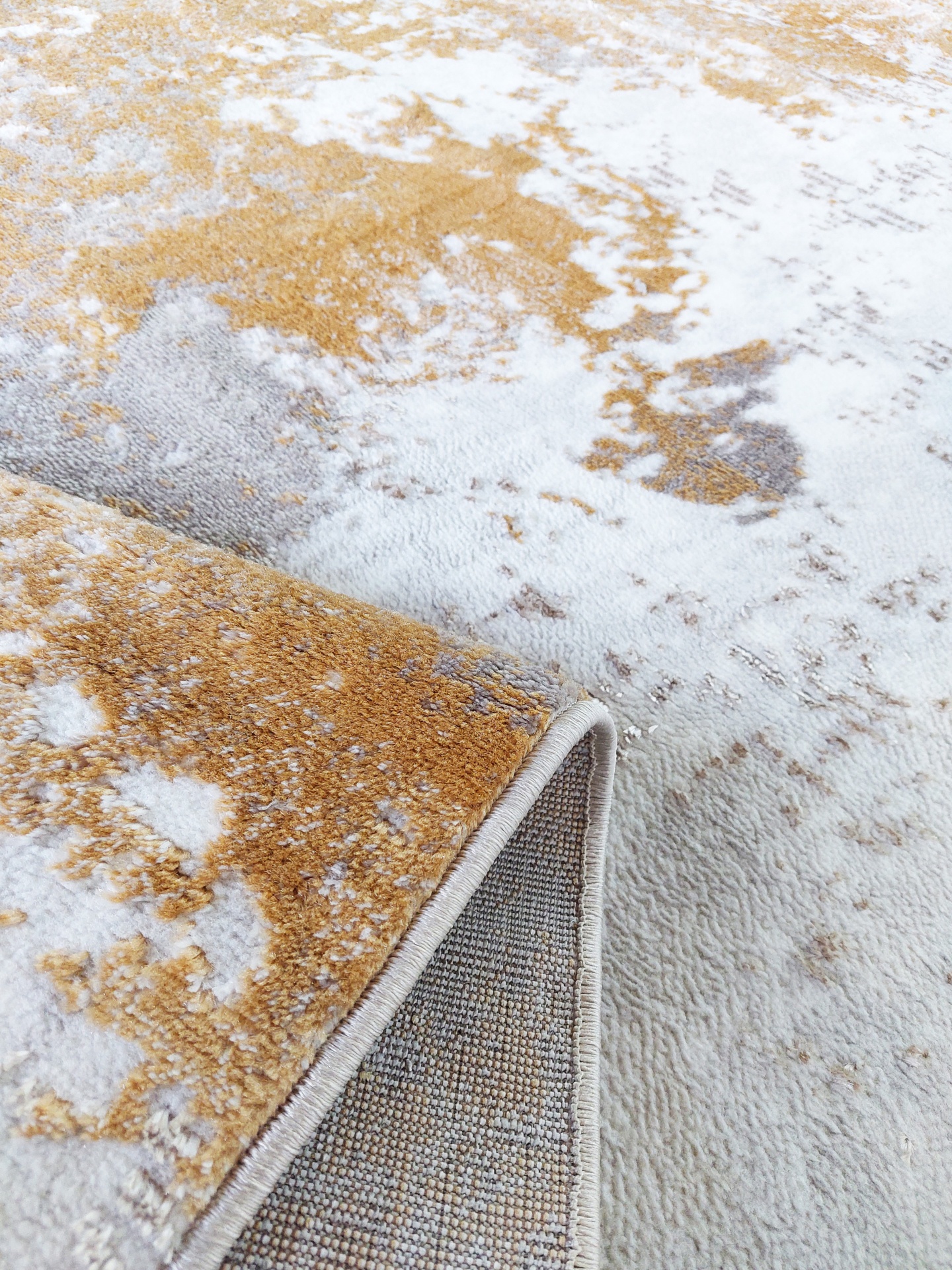 Tapete bege, cinza e branco com padrão abstrato e textura macia