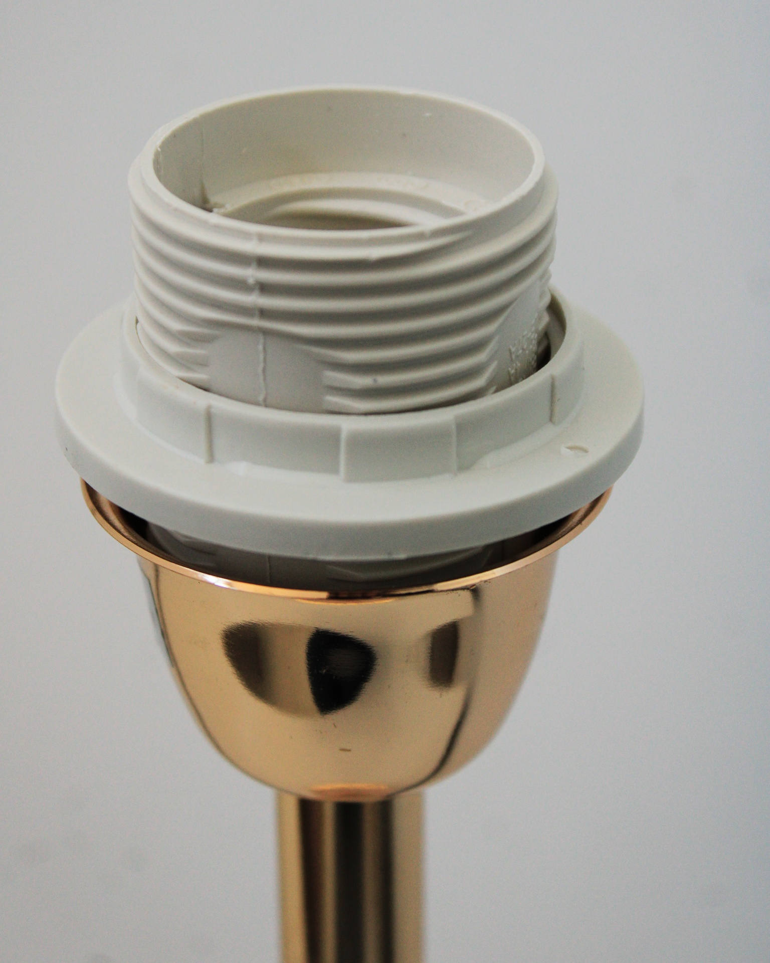 Base para lâmpada em plástico branco e metal dourado