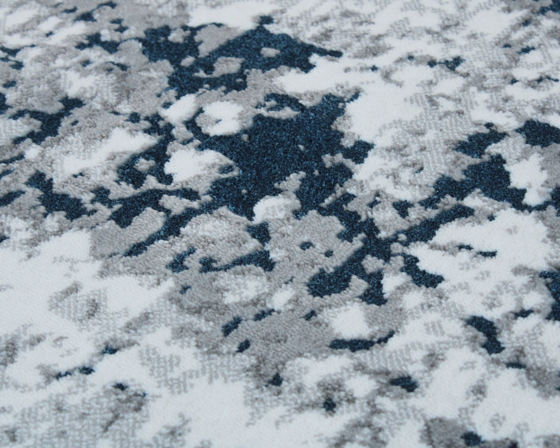 Tapete abstrato azul, cinzento e branco com textura felpuda