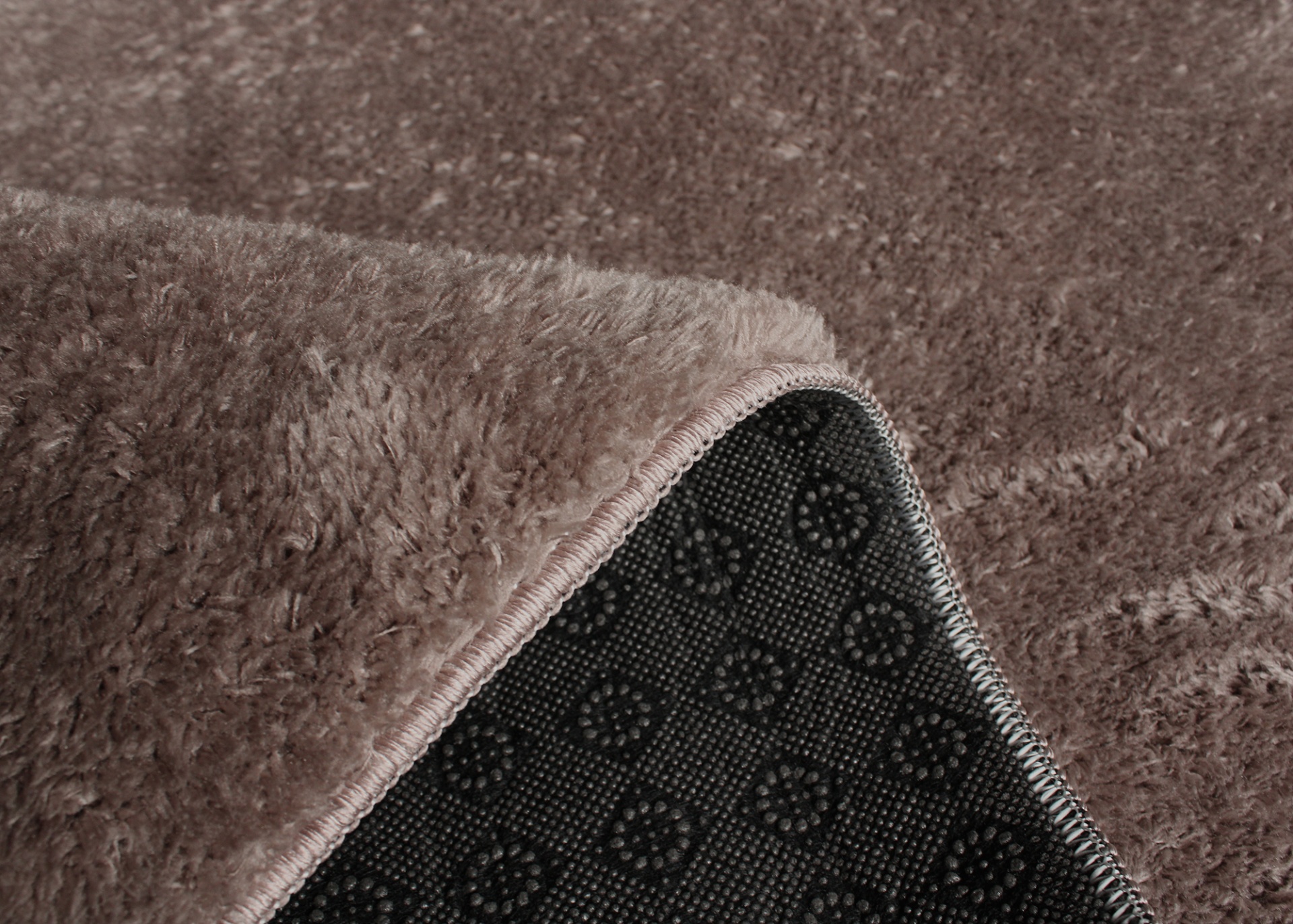 Tapete castanho felpudo com verso antiderrapante preto