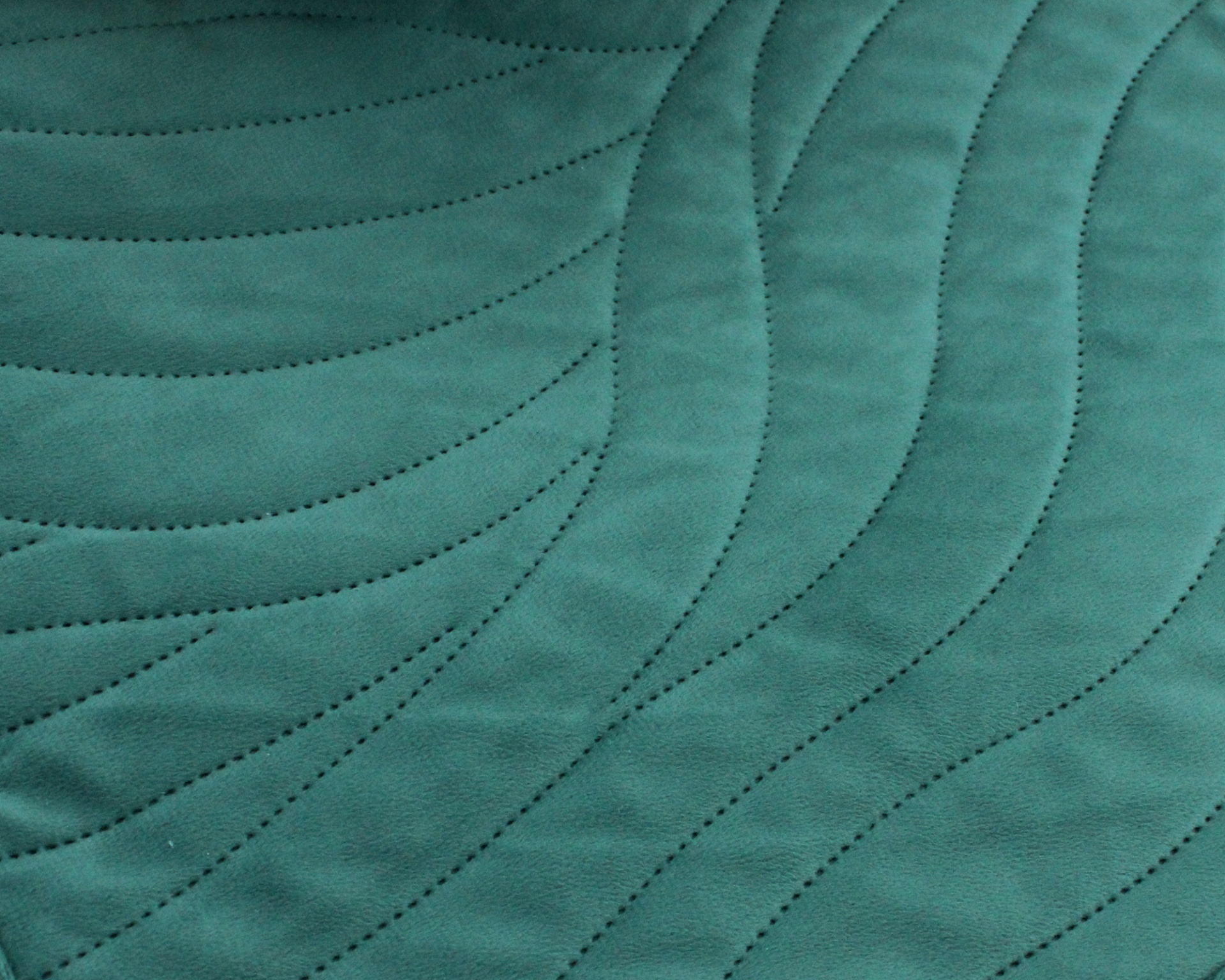 tecido verde-azulado com padrão ondulado e pontos pretos