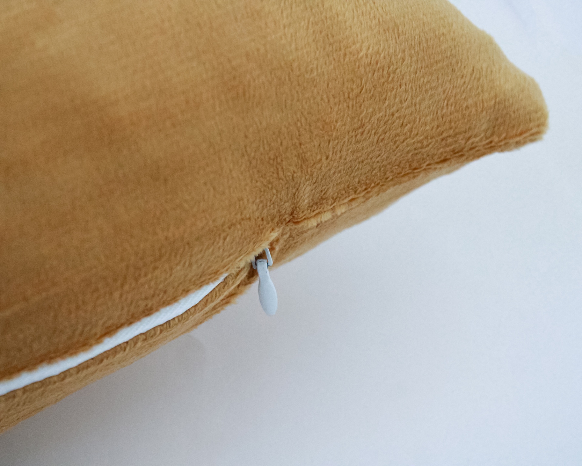 Capa de almofada castanha clara com fecho de correr branco