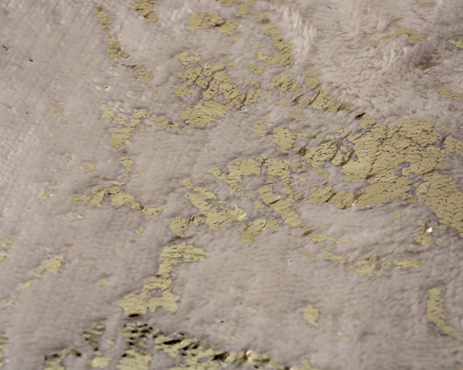 Tecido de veludo cinza claro com padrão dourado metálico irregular