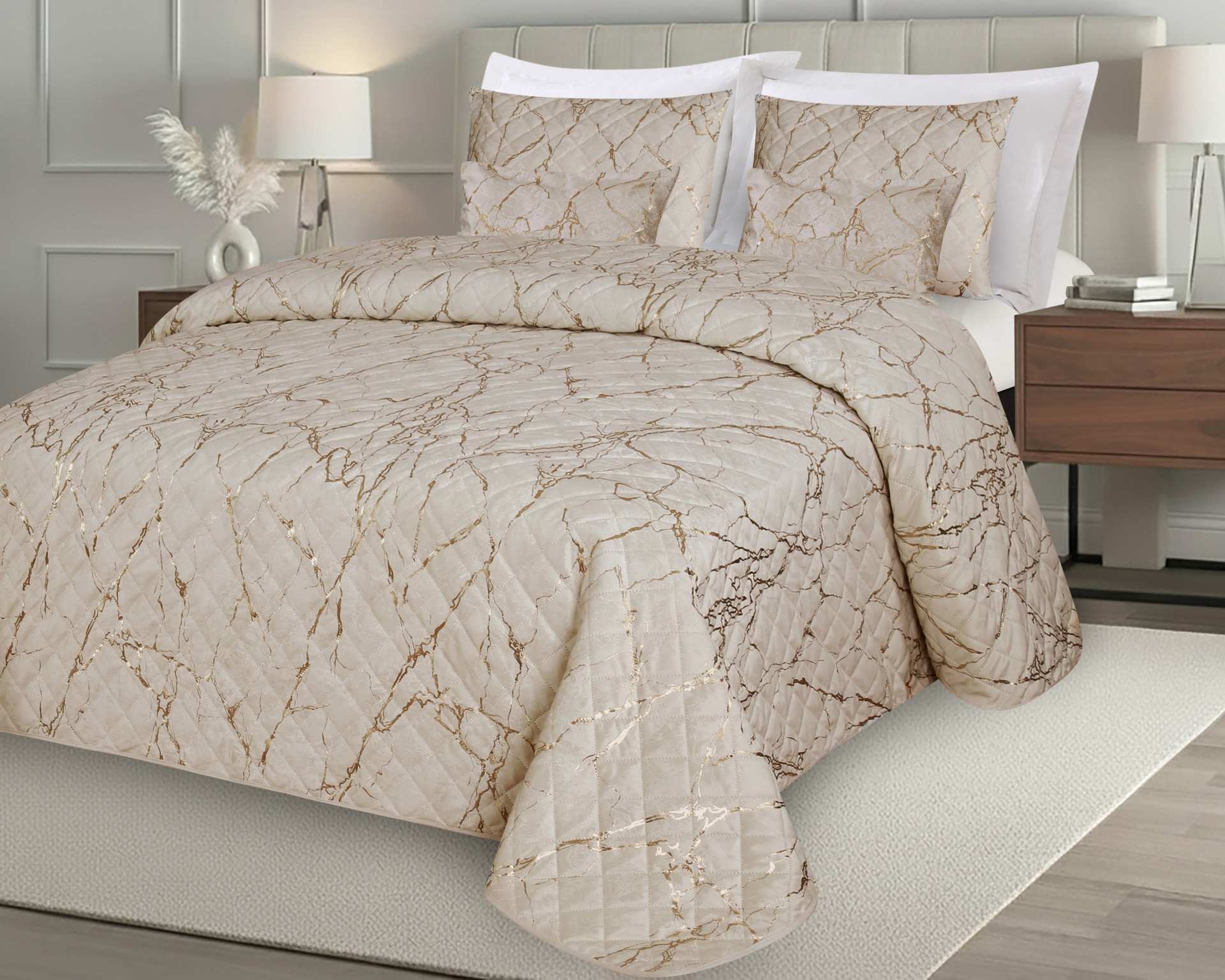 Conjunto de cama bege claro com padrão marmoreado dourado acolchoado em quarto elegante