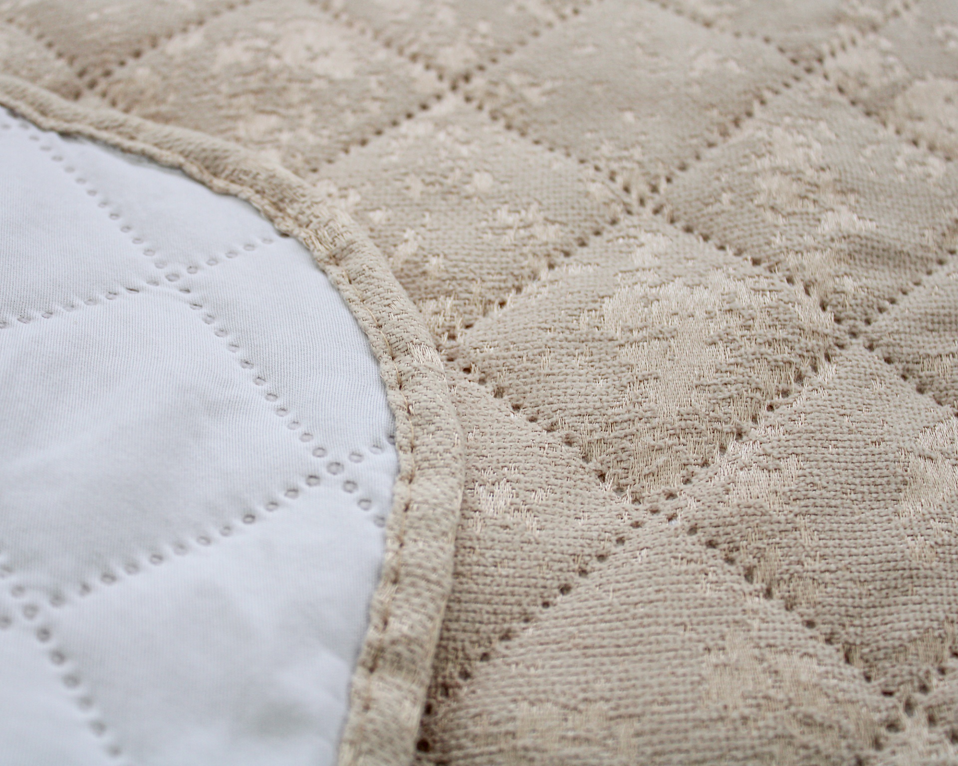 tapete ou capa acolchoada bege com padrão quadrado floral e borda arredondada