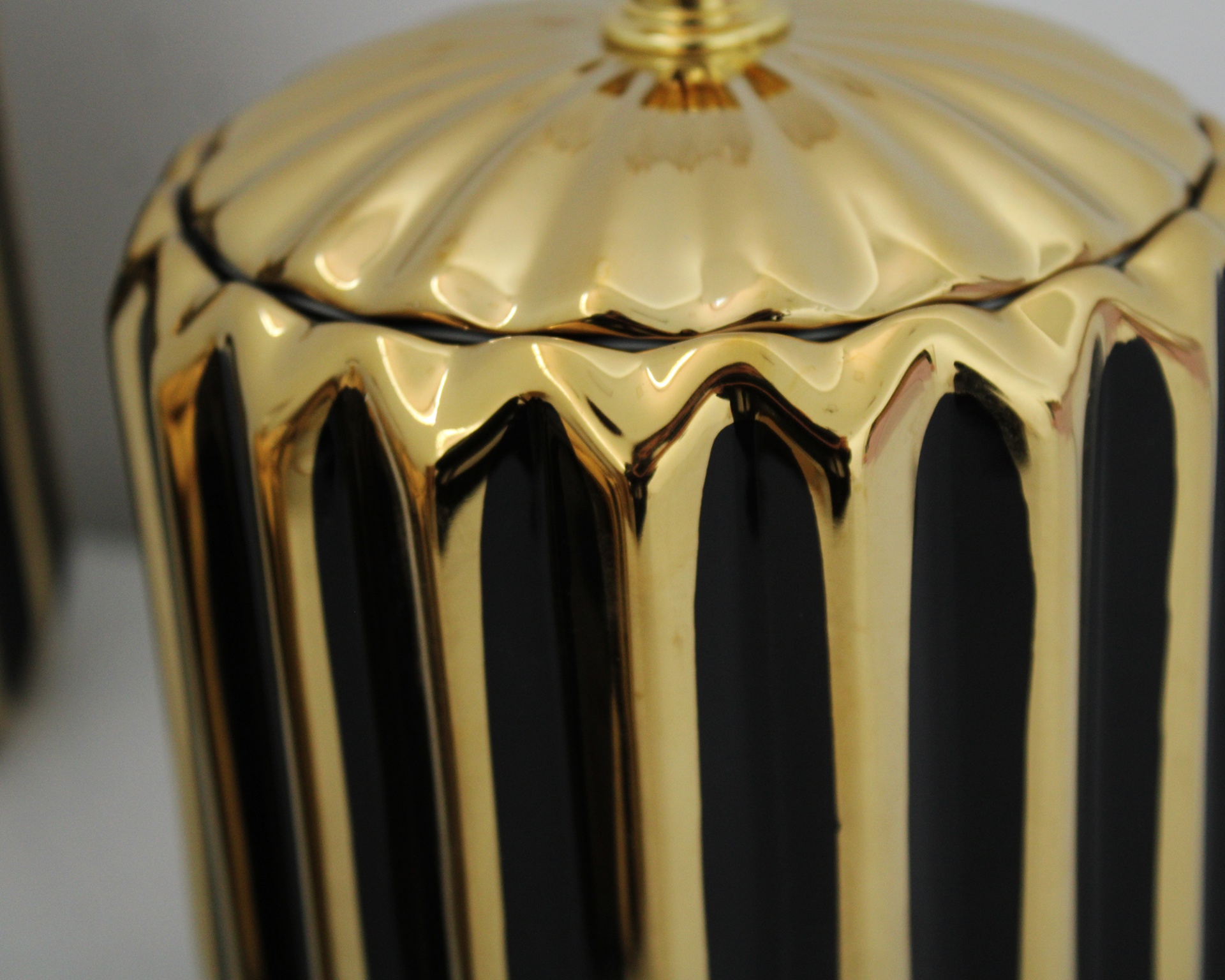 Frasco decorativo dourado e preto com tampa