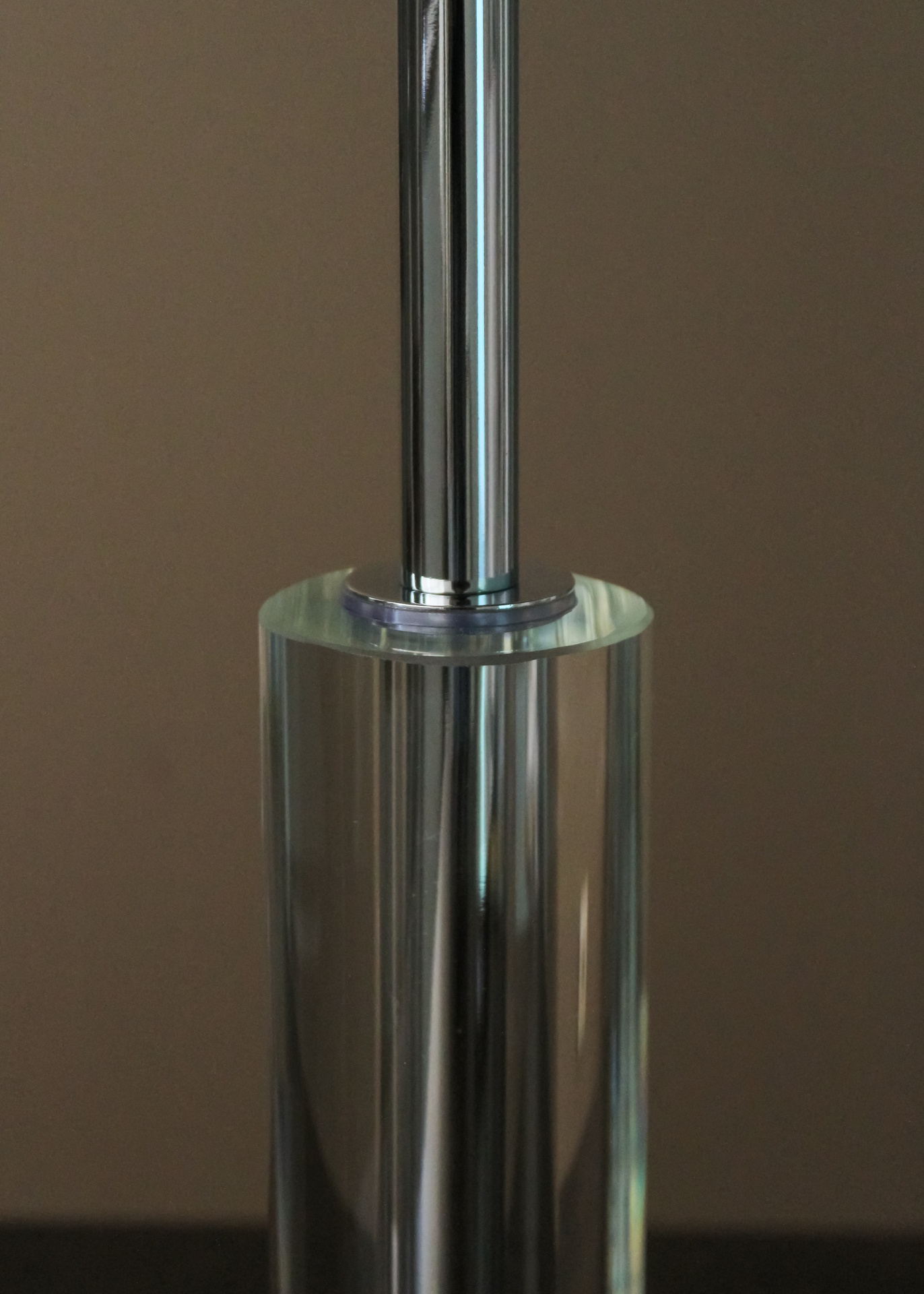 Dispenser transparente cilíndrico com tampa metálica prateada