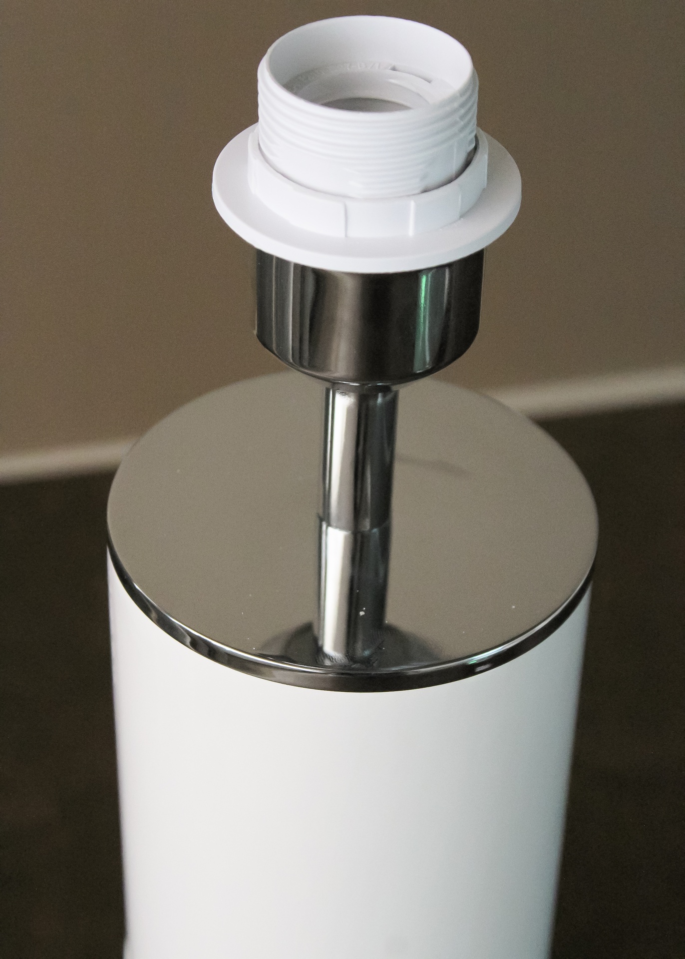 Base de candeeiro de mesa branca e cromada com encaixe para lâmpada