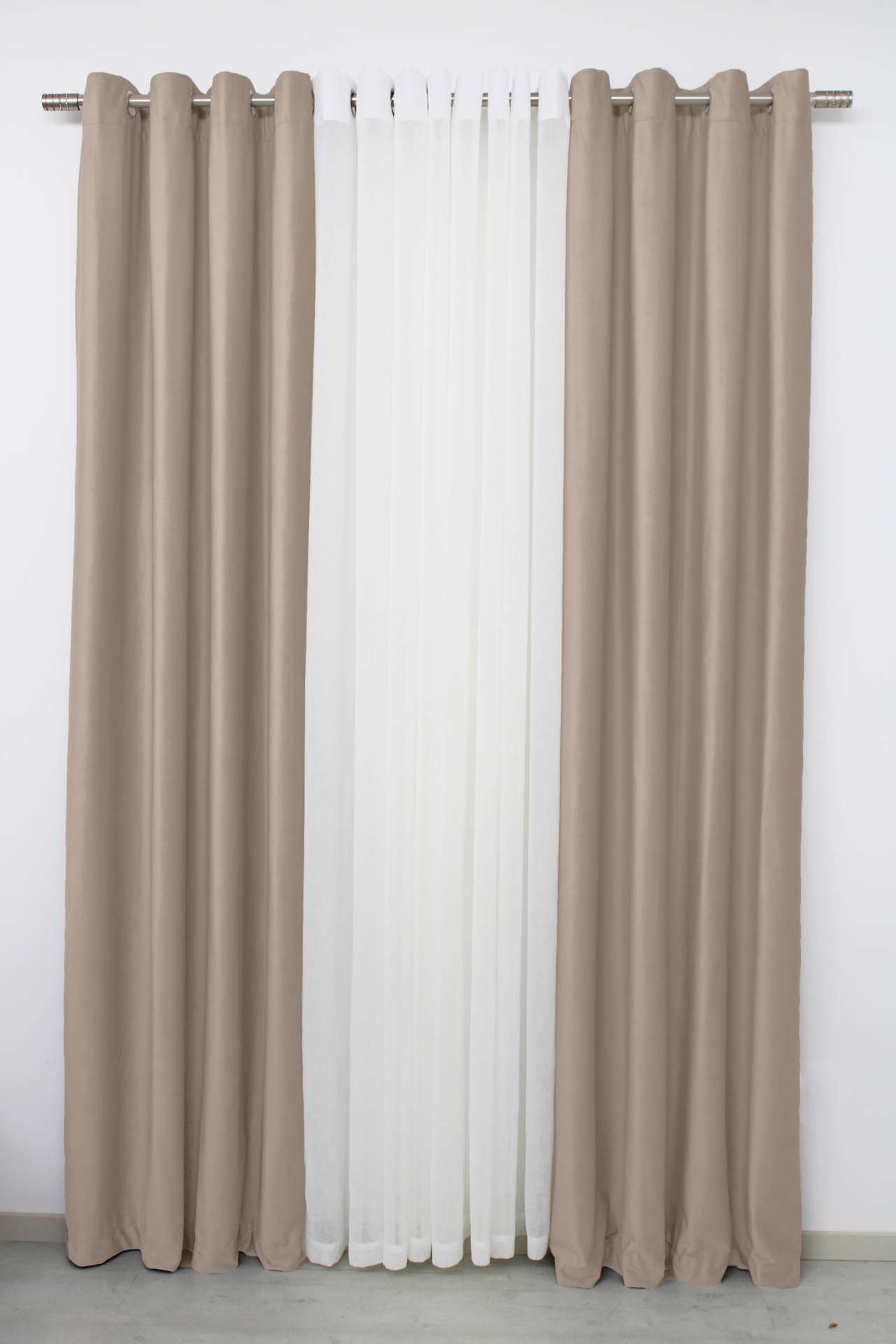 Cortinas bege opacas com cortina branca translúcida interna