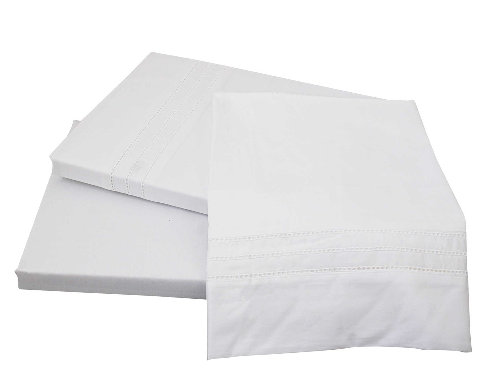 Jogo de roupa de cama branco com bordado e tecido liso sobre superfície branca