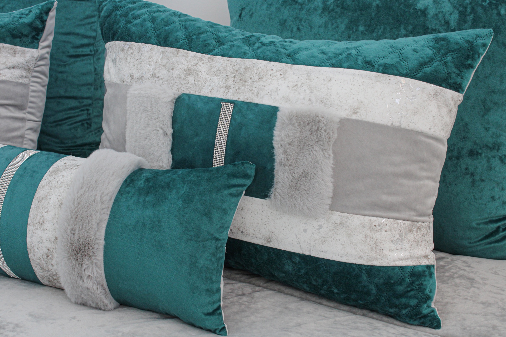 Conjunto de almofadas decorativas verdes e bege com padrões e texturas variadas