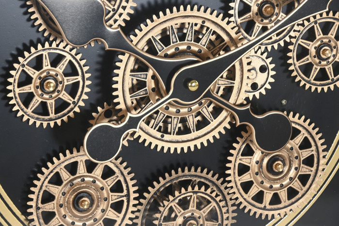 Relógio mecânico com engrenagens douradas e ponteiros pretos