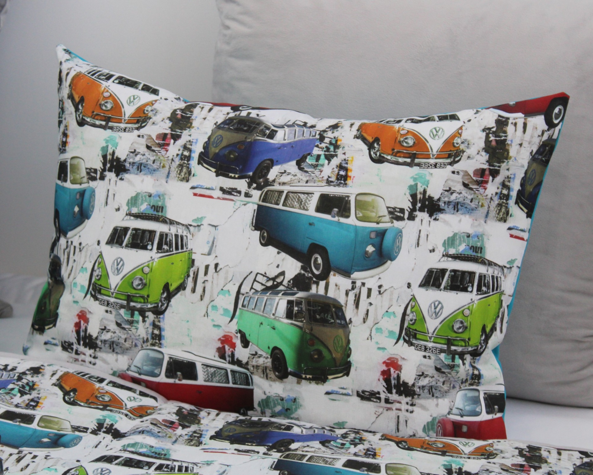 Almofada decorativa com padrão de carrinhas clássicas Volkswagen coloridas