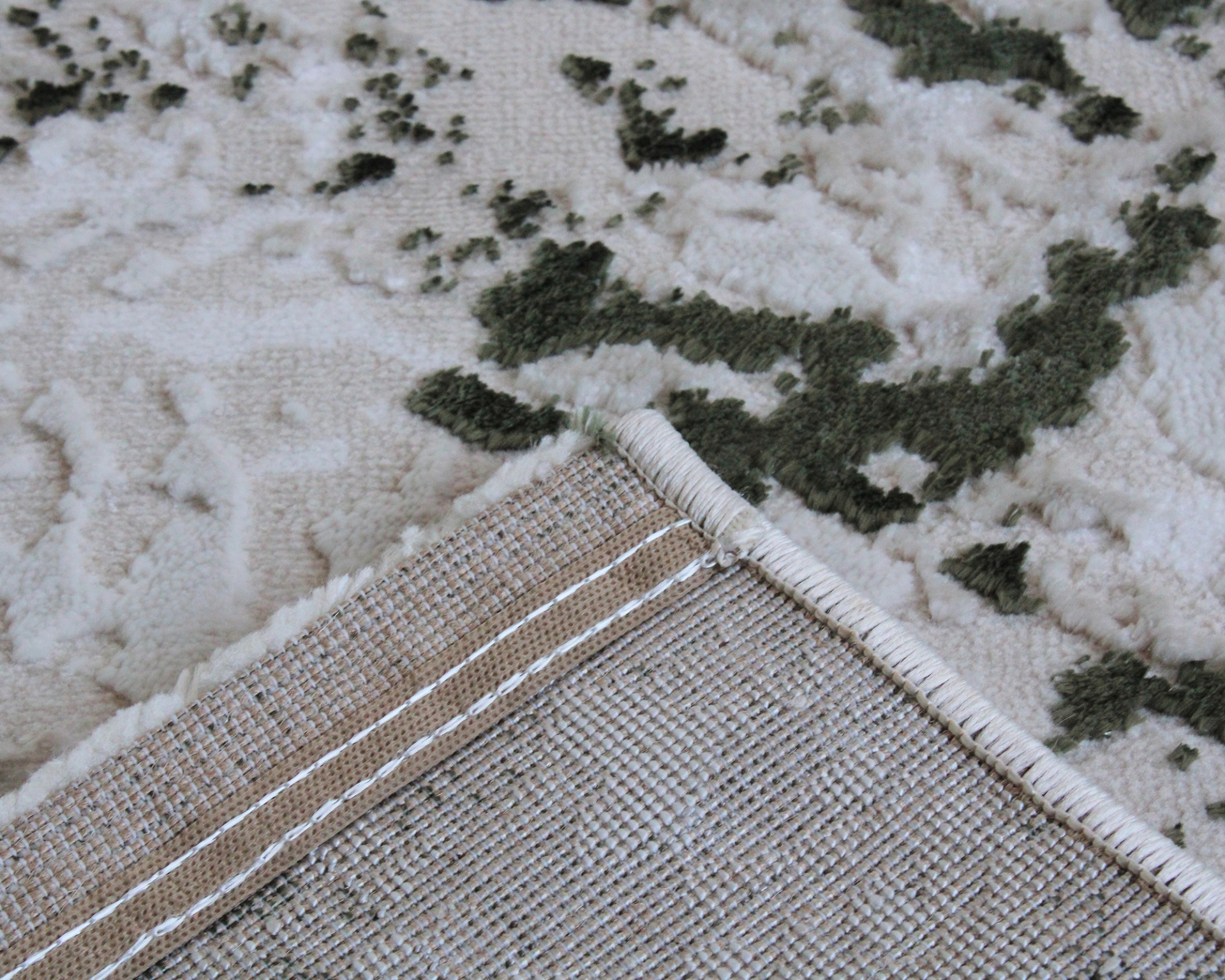 Tapete bege com padrão verde-escuro em relevo