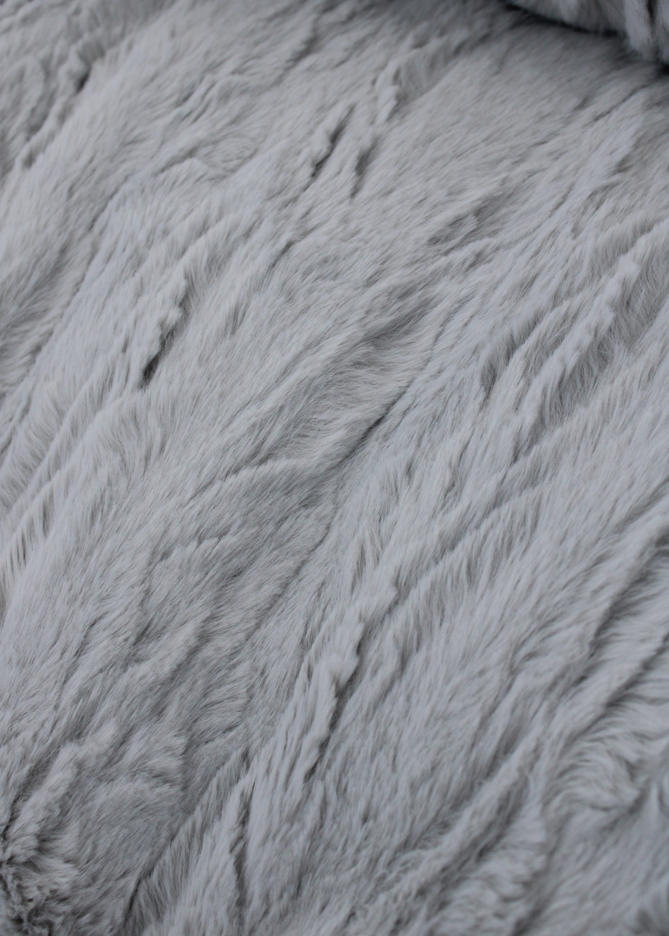 Tecido felpudo cinza claro com textura natural