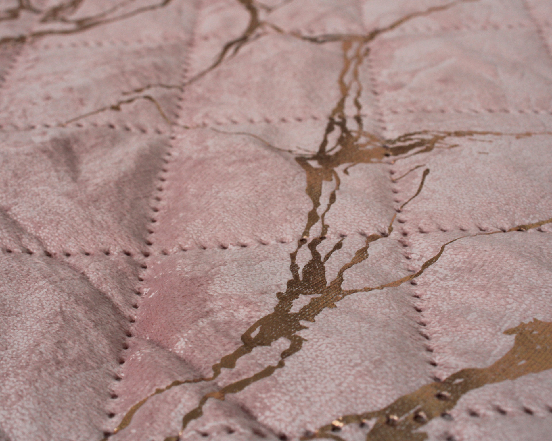 Tecido acolchoado rosa claro com manchas castanhas douradas