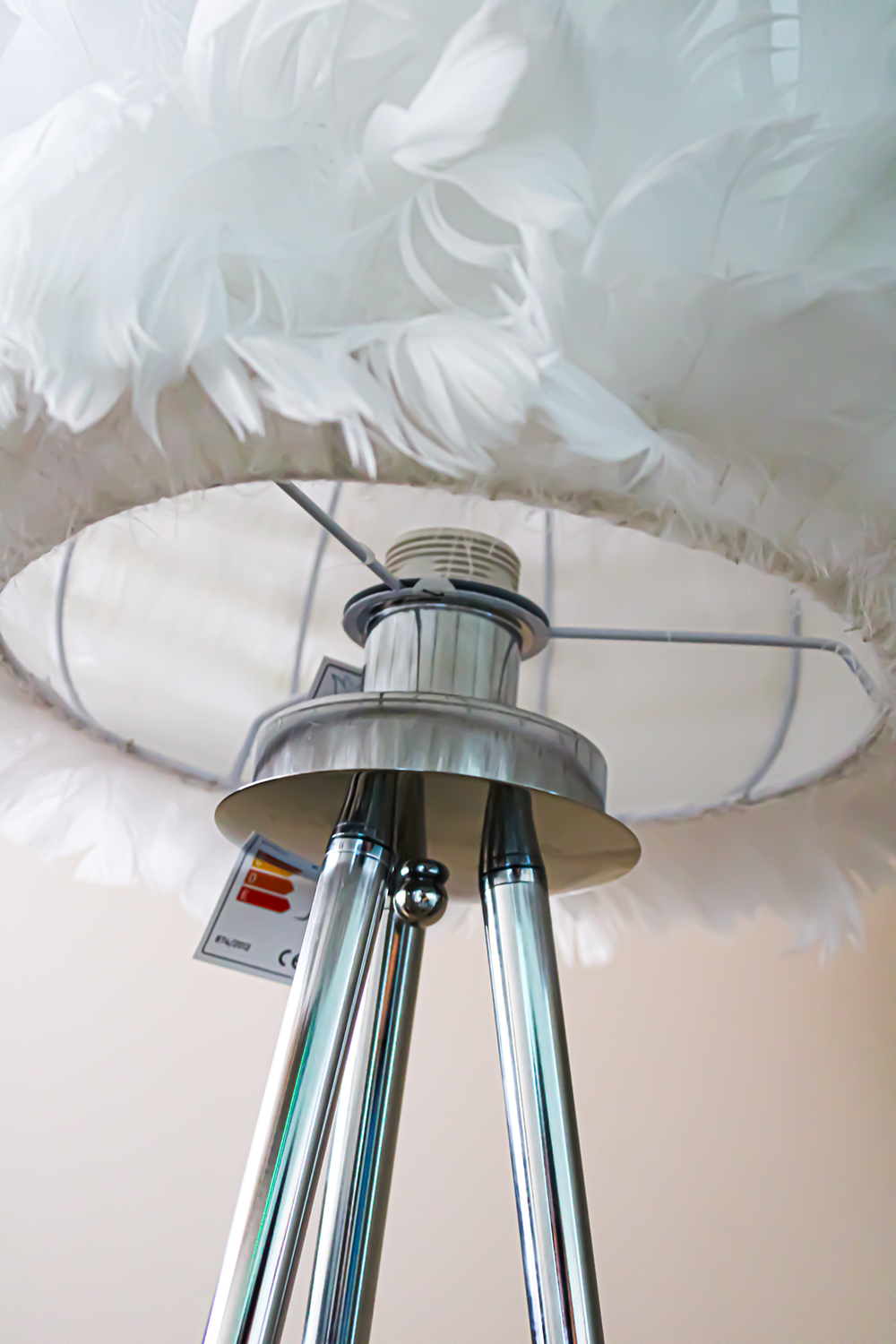 Candeeiro de teto com penas brancas e estrutura metálica prateada
