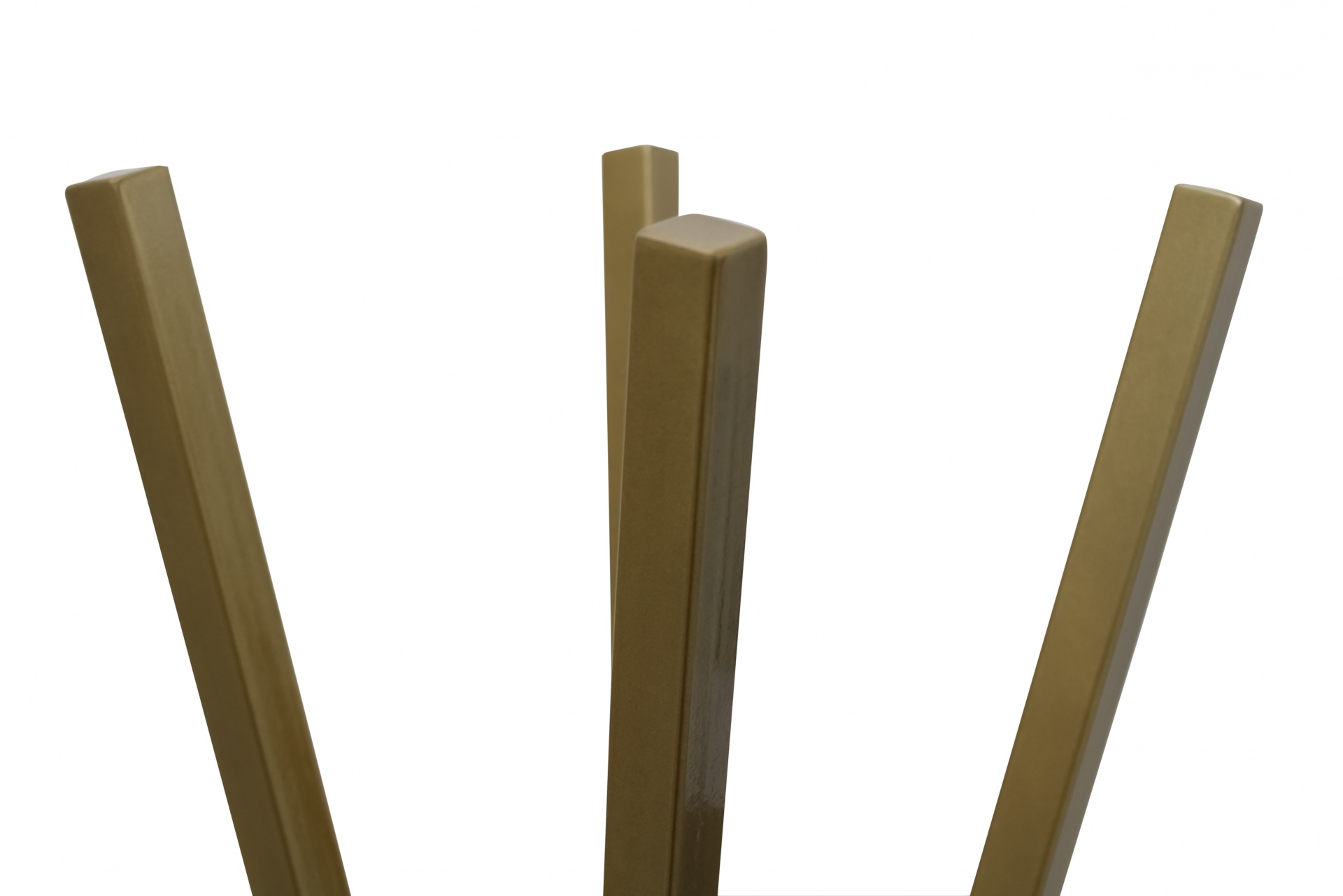 Quatro varas de madeira quadradas castanhas num fundo branco