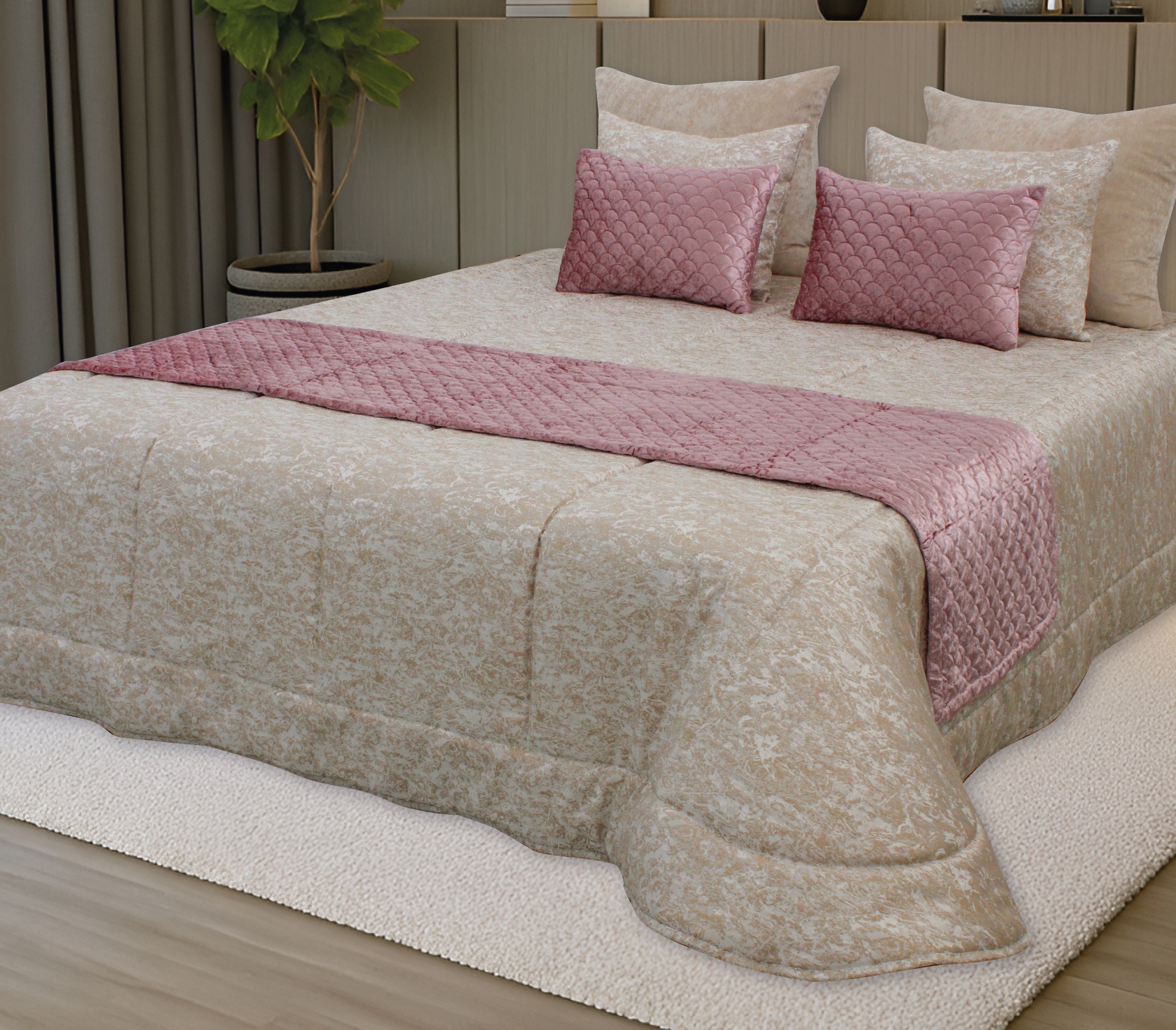 Cama com colcha bege e detalhes rosa em ambiente interior com cortinas e planta