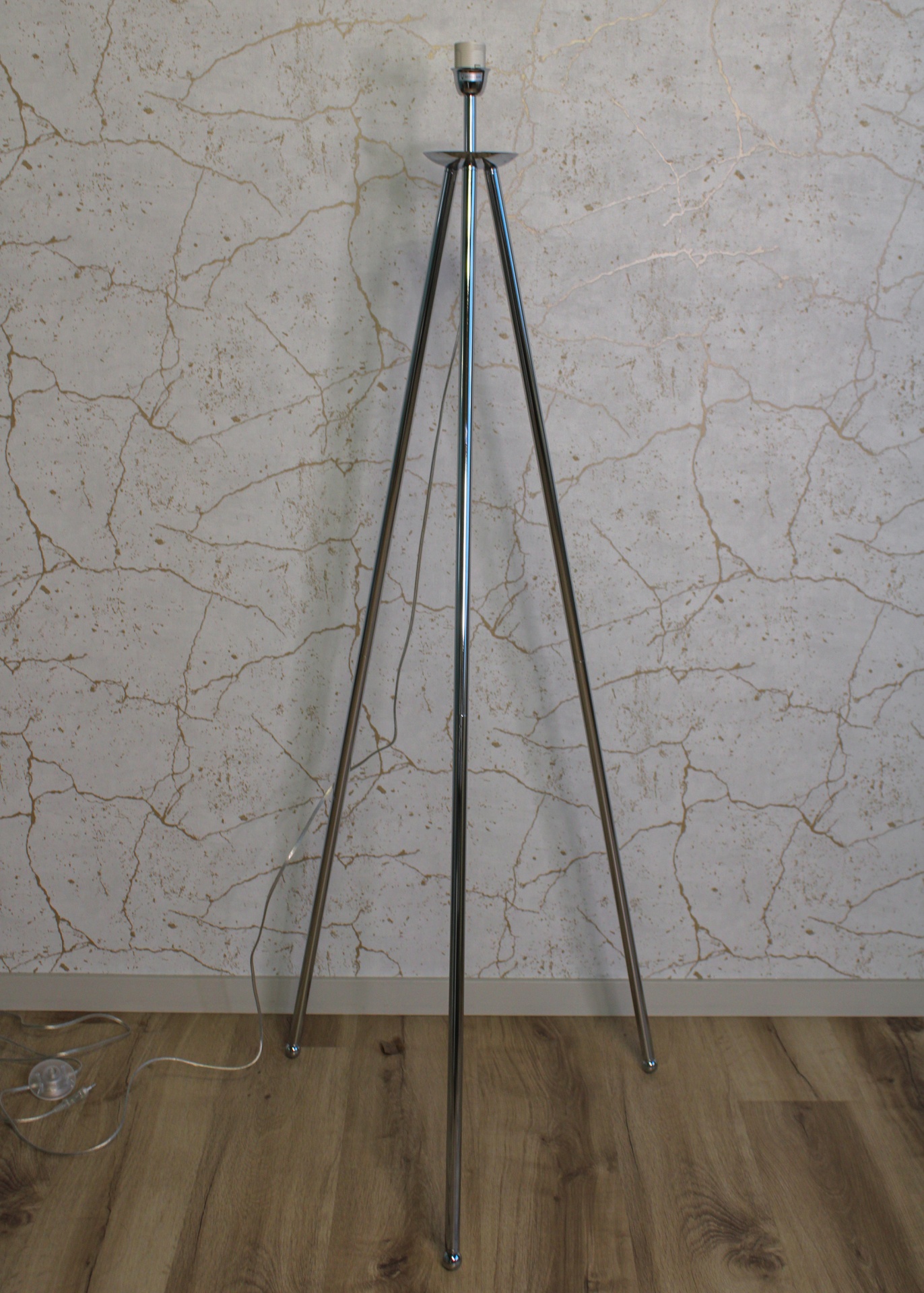 Candeeiro de pé metálico com estrutura tripé prateada