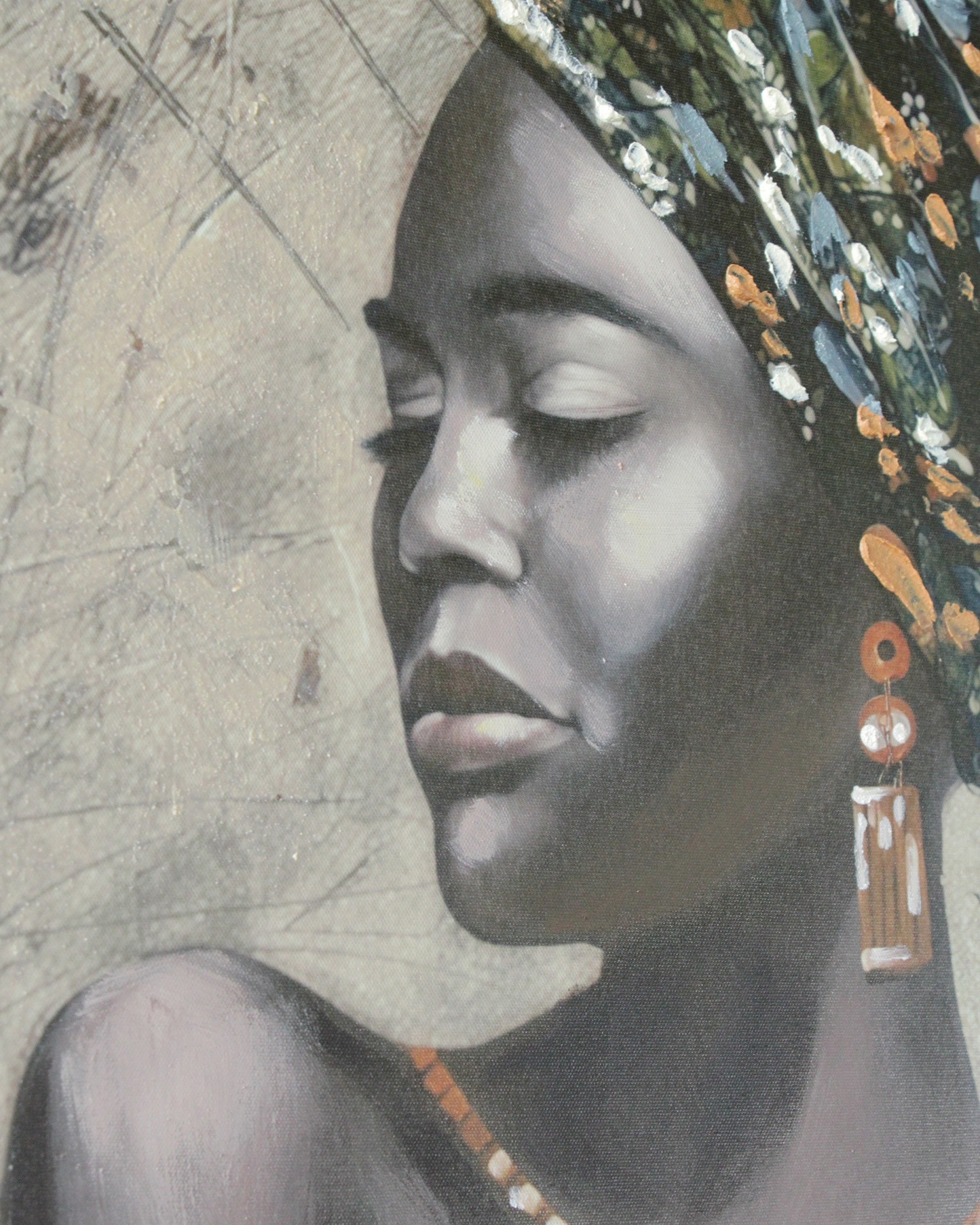 Retrato artístico de mulher africana com lenço floral e brincos