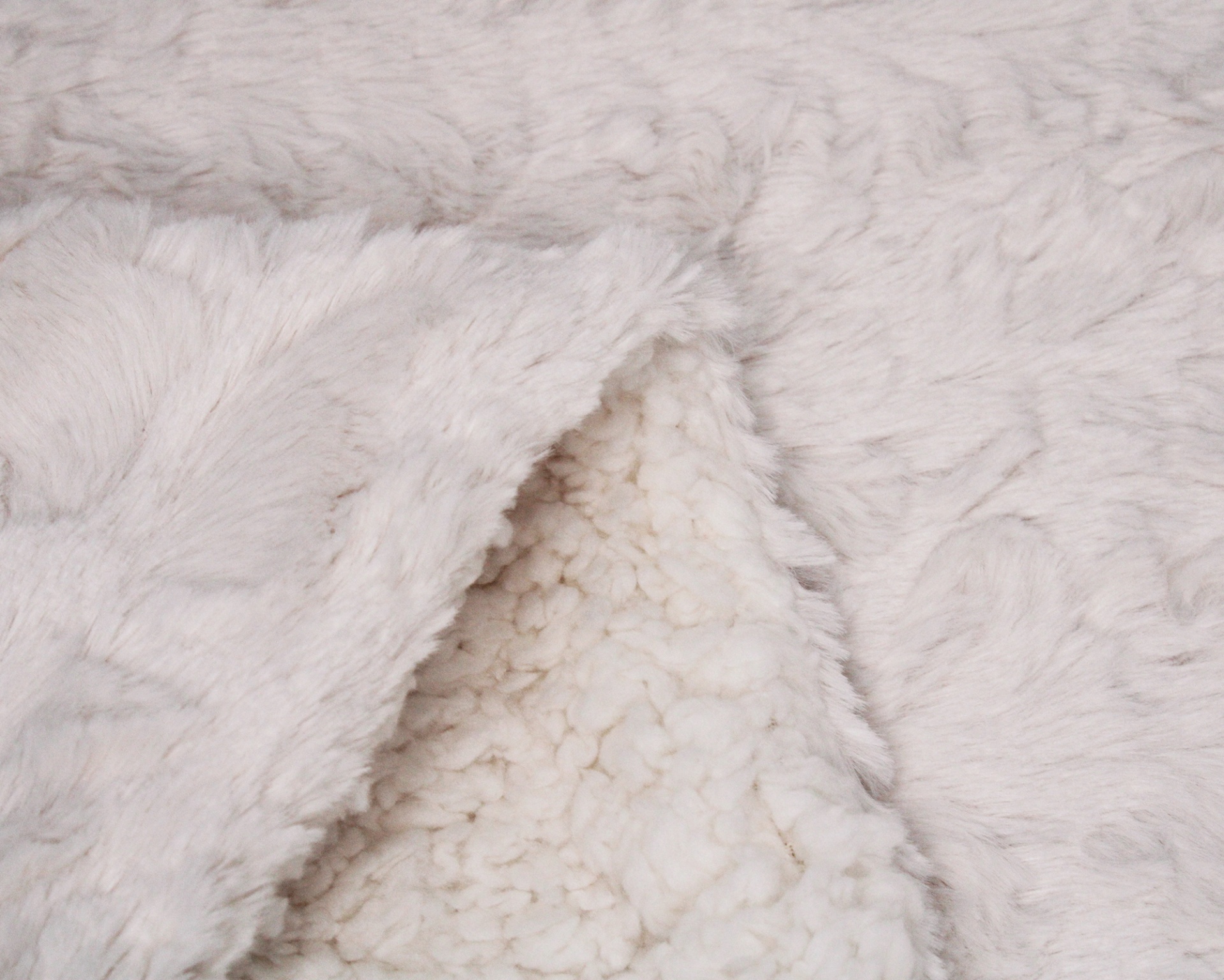 Cobertor ou manta dupla face em pelúcia e lã branca