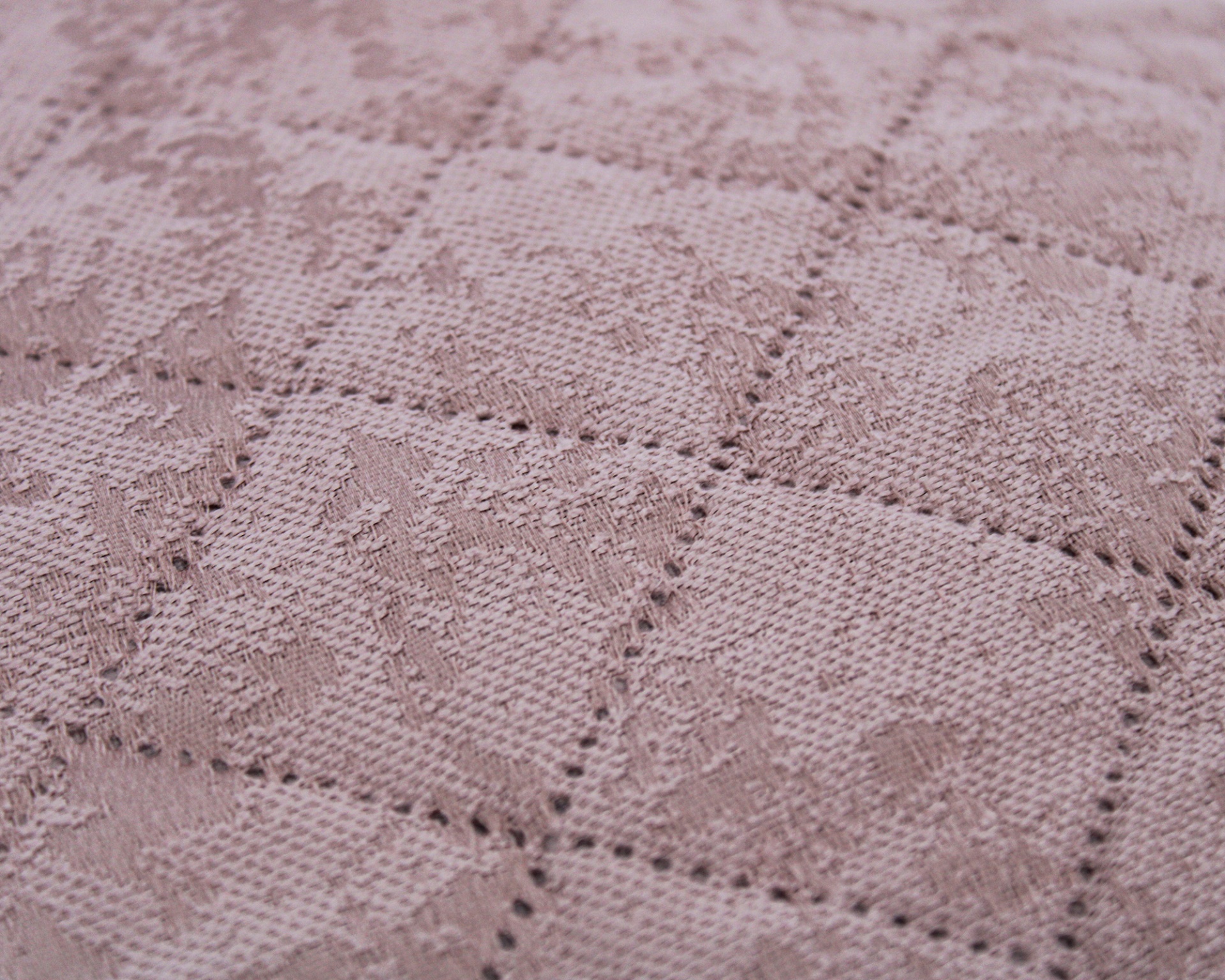 tecido têxtil rosa com padrão de quadrados e textura floral