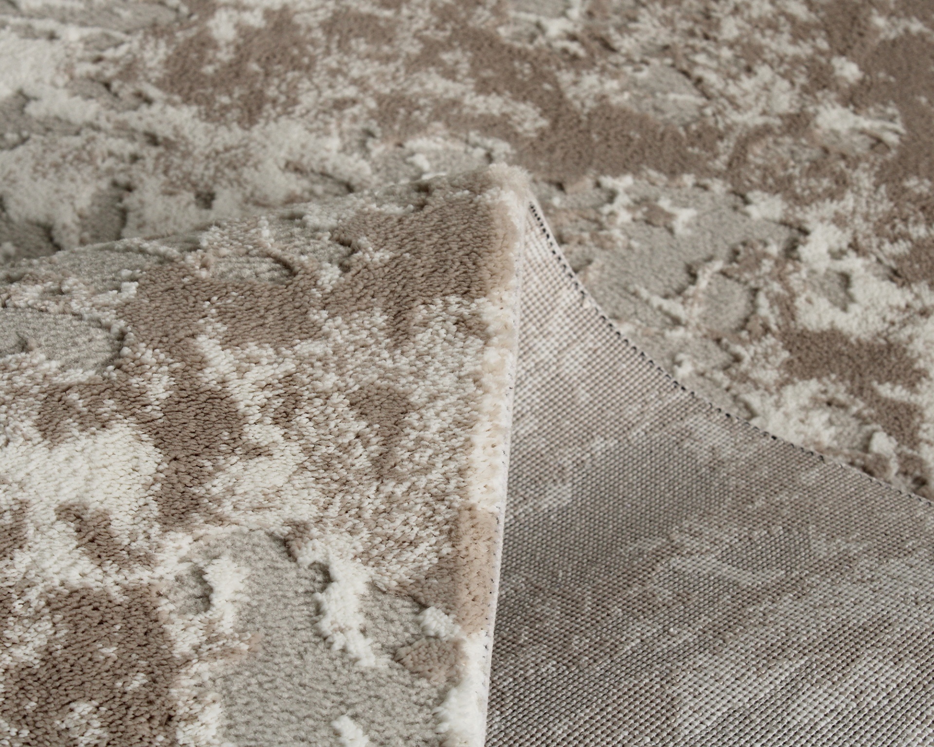 Tapete beige com padrão abstrato e relevo