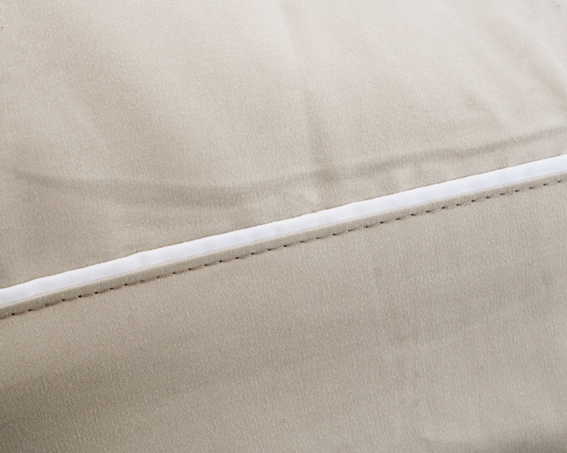 Tecido bege com costura e faixa branca