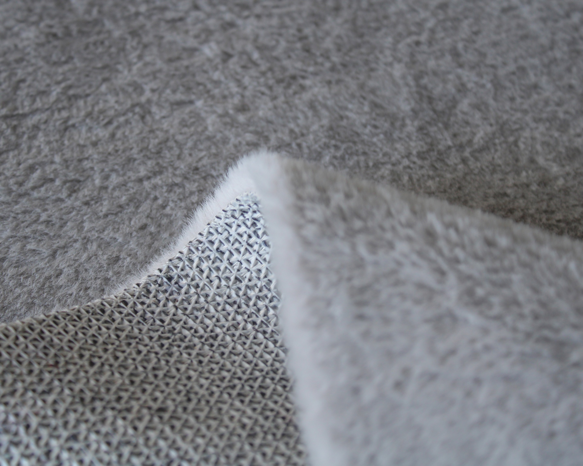 Tapete felpudo cinza claro com base antiderrapante cinza preta