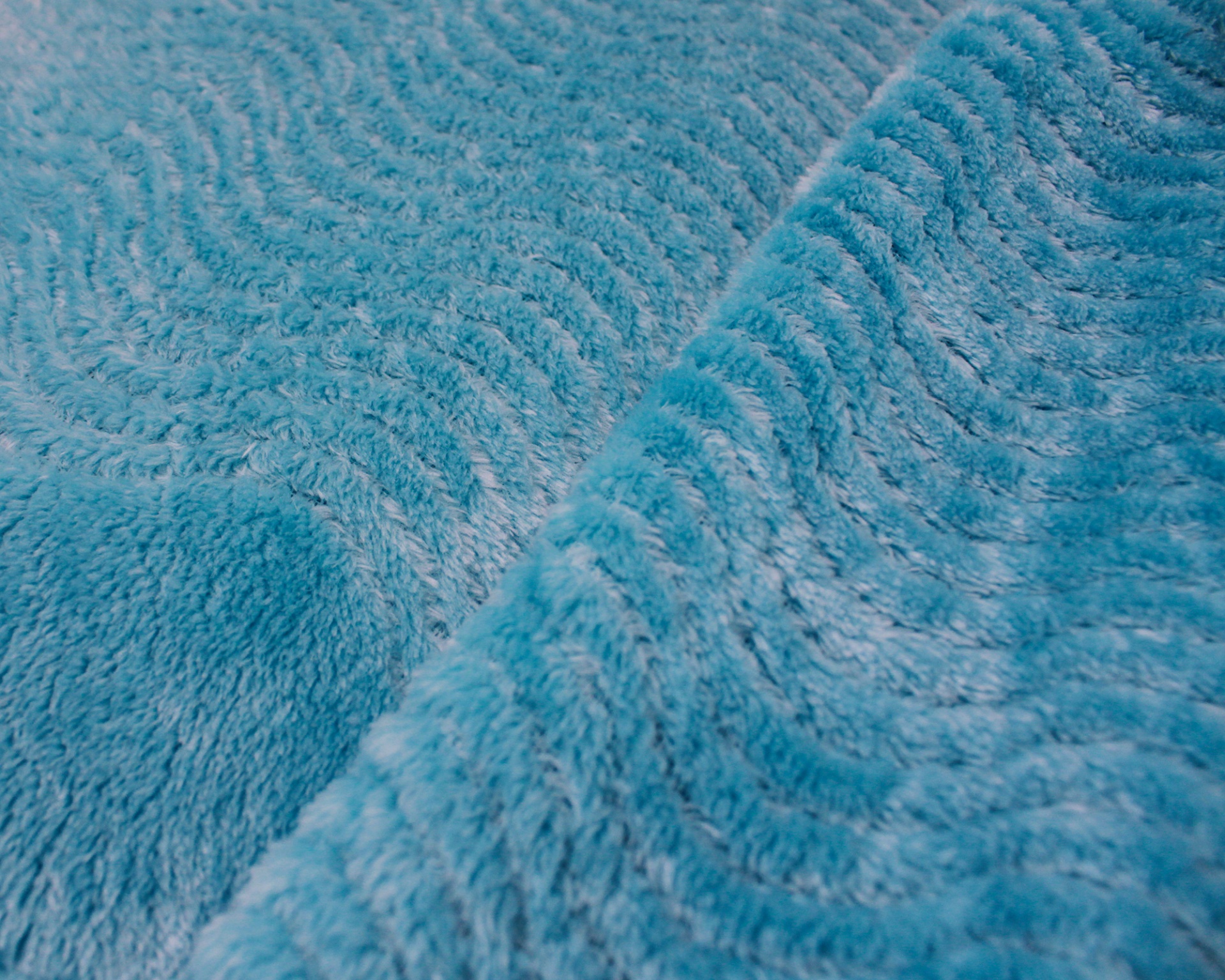 Tecido azul felpudo com padrão ondulado