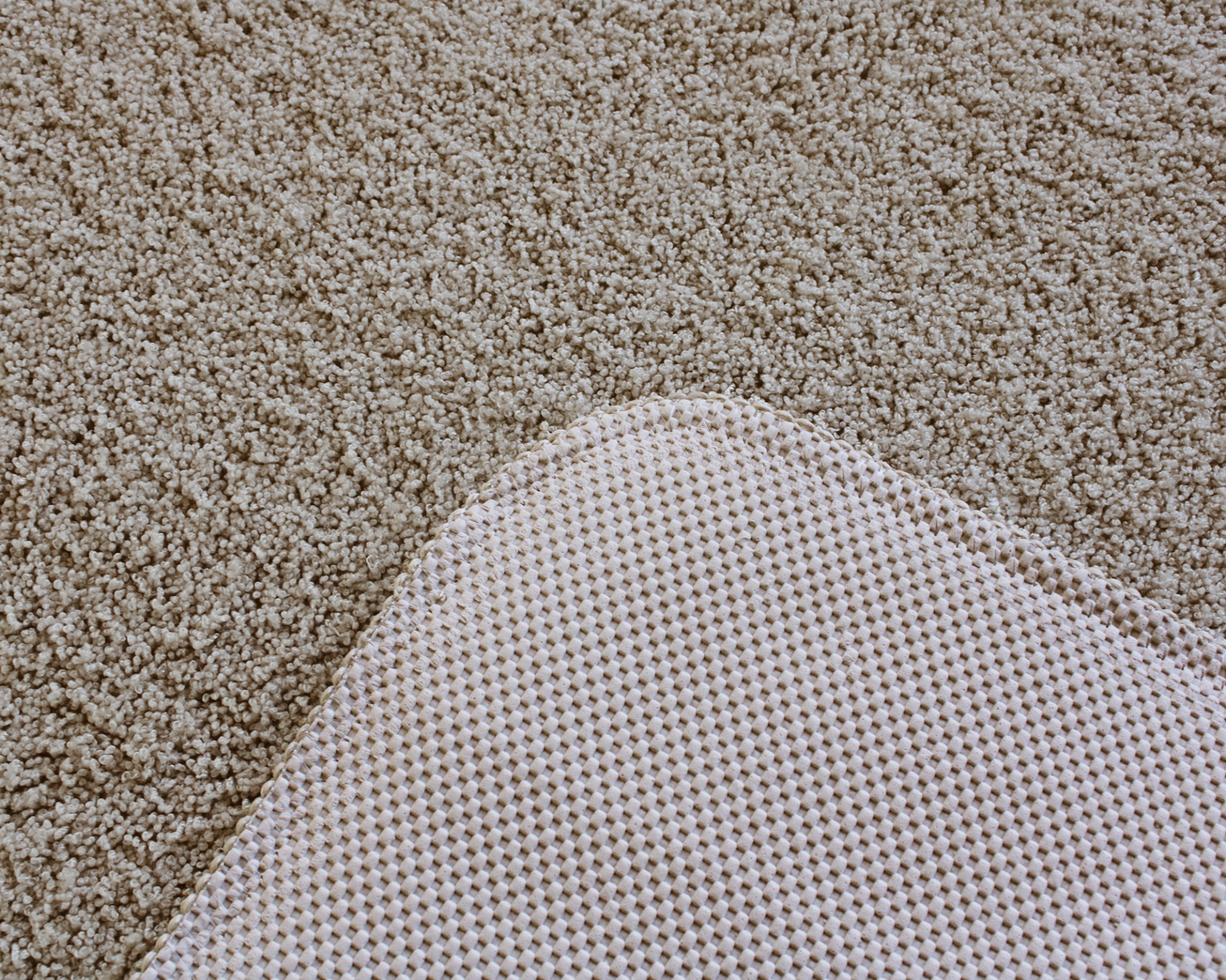 Tapete bege claro com base antiderrapante quadriculada branca