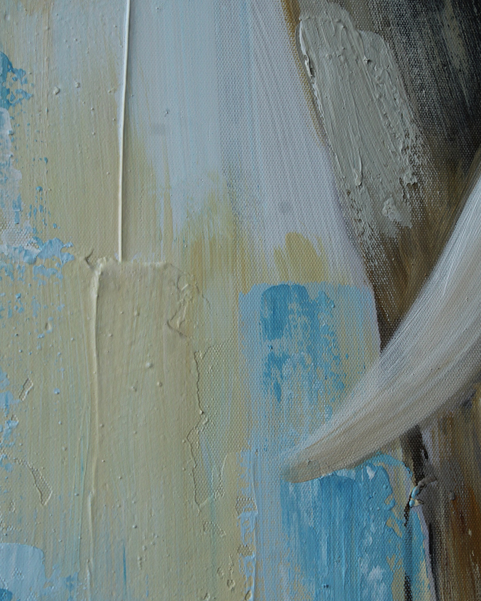 Quadro abstrato com texturas espessas e cores branca, bege, azul e castanha.