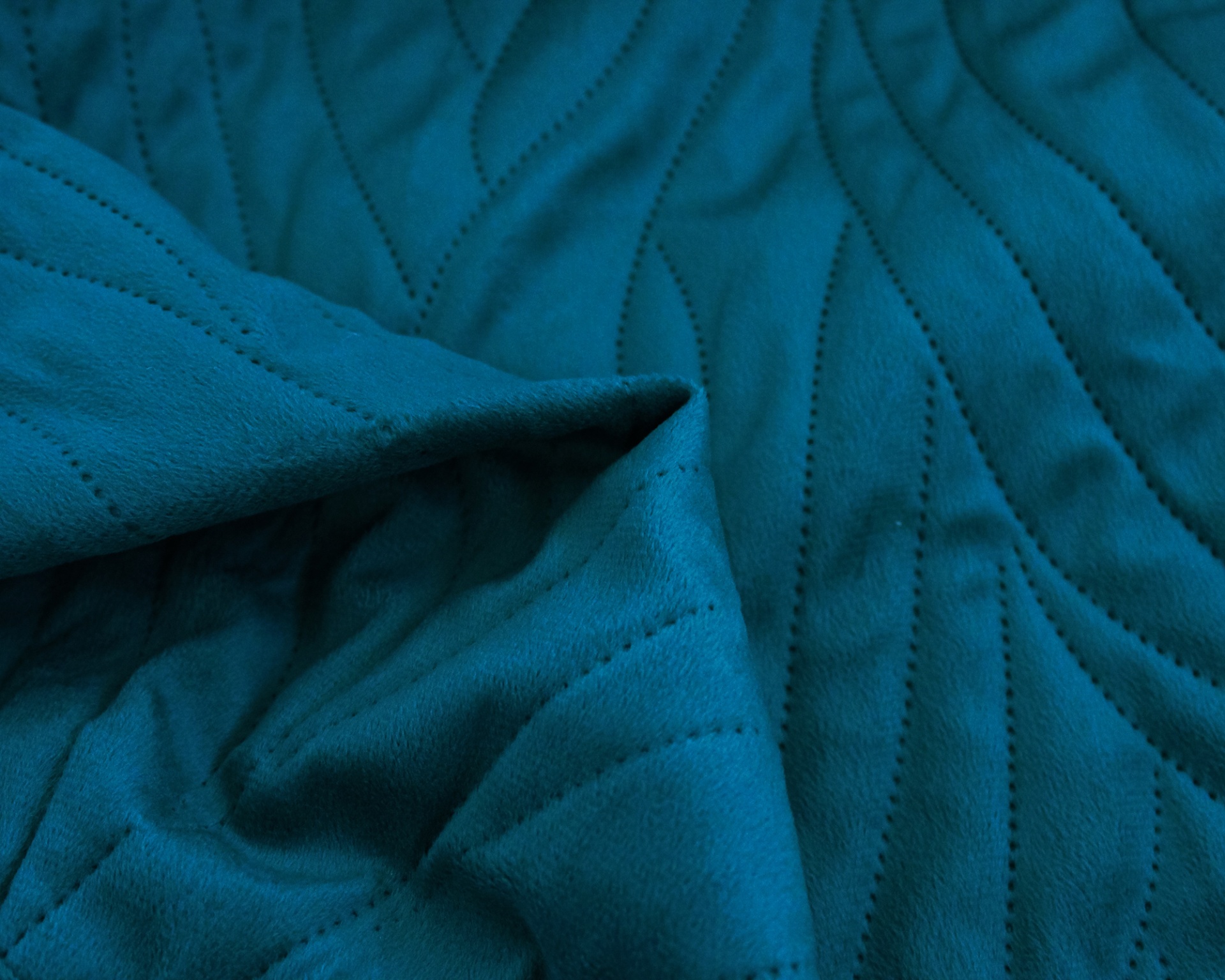 Tecido azul turquesa com padrão ondulado e textura em relevo